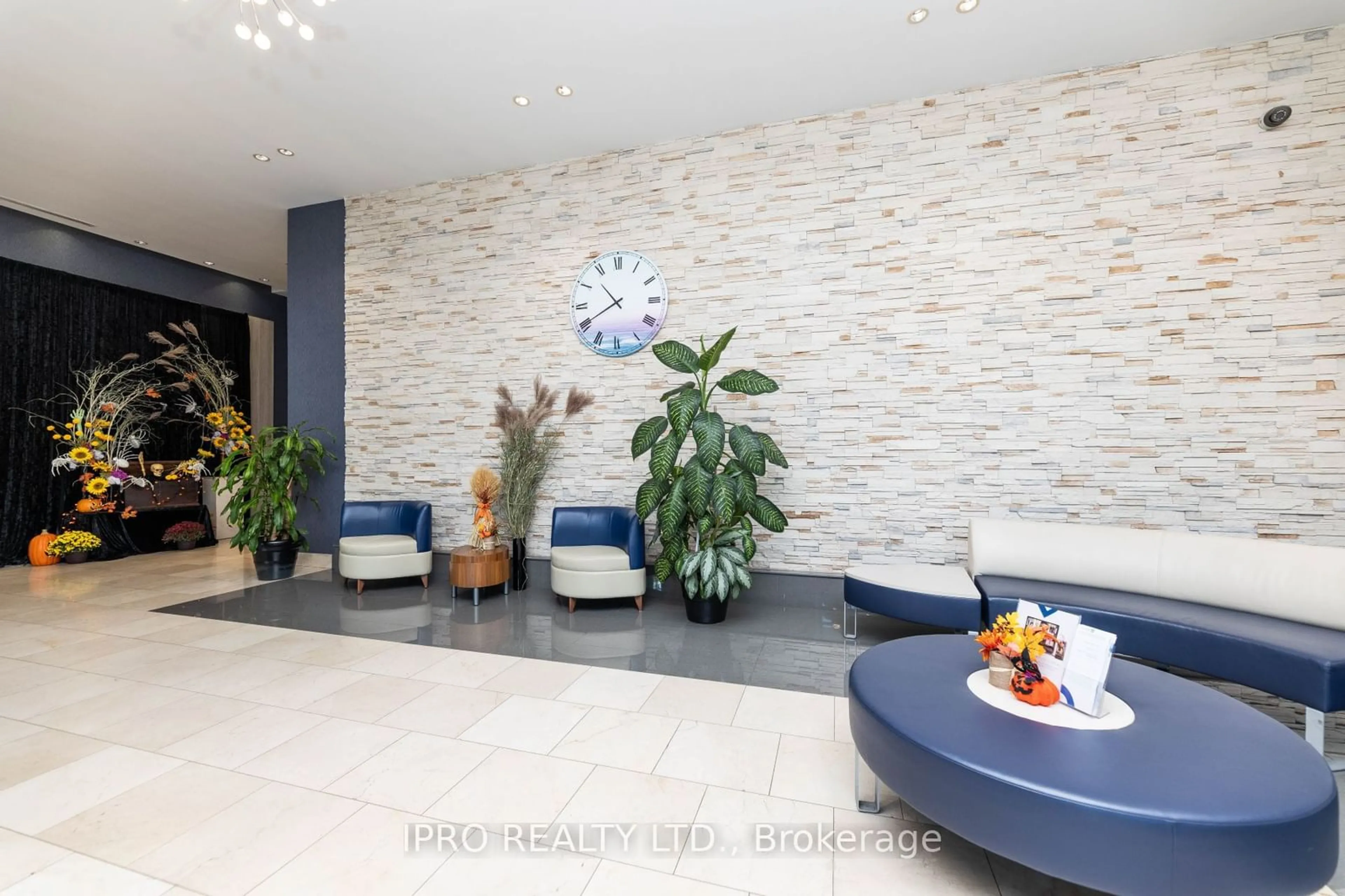 Indoor lobby, ceramic floors for 3939 Duke Of York Blvd #513, Mississauga Ontario L5B 4N2