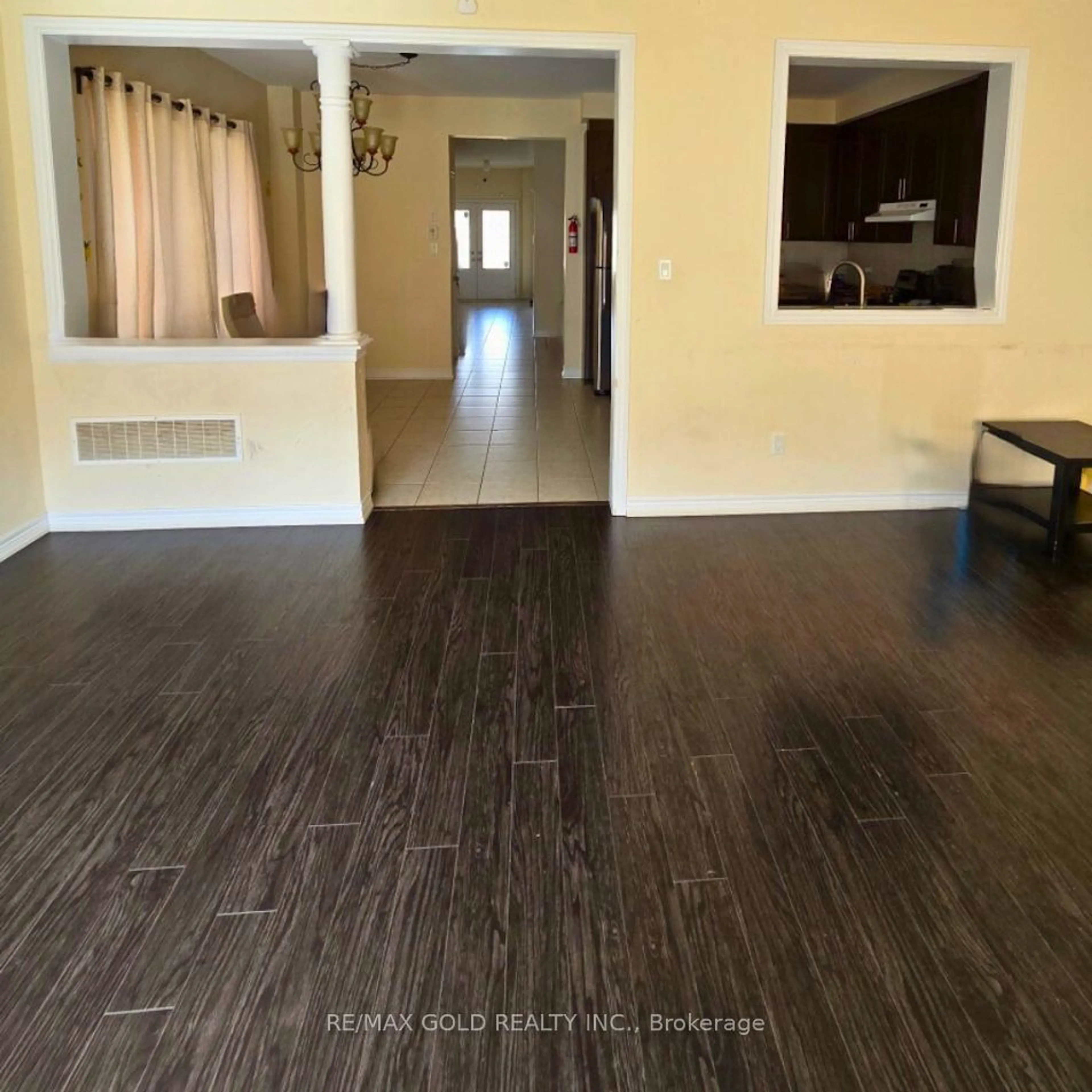 A pic of a room, wood floors for 42 Lanark Circ, Brampton Ontario L6X 5L3