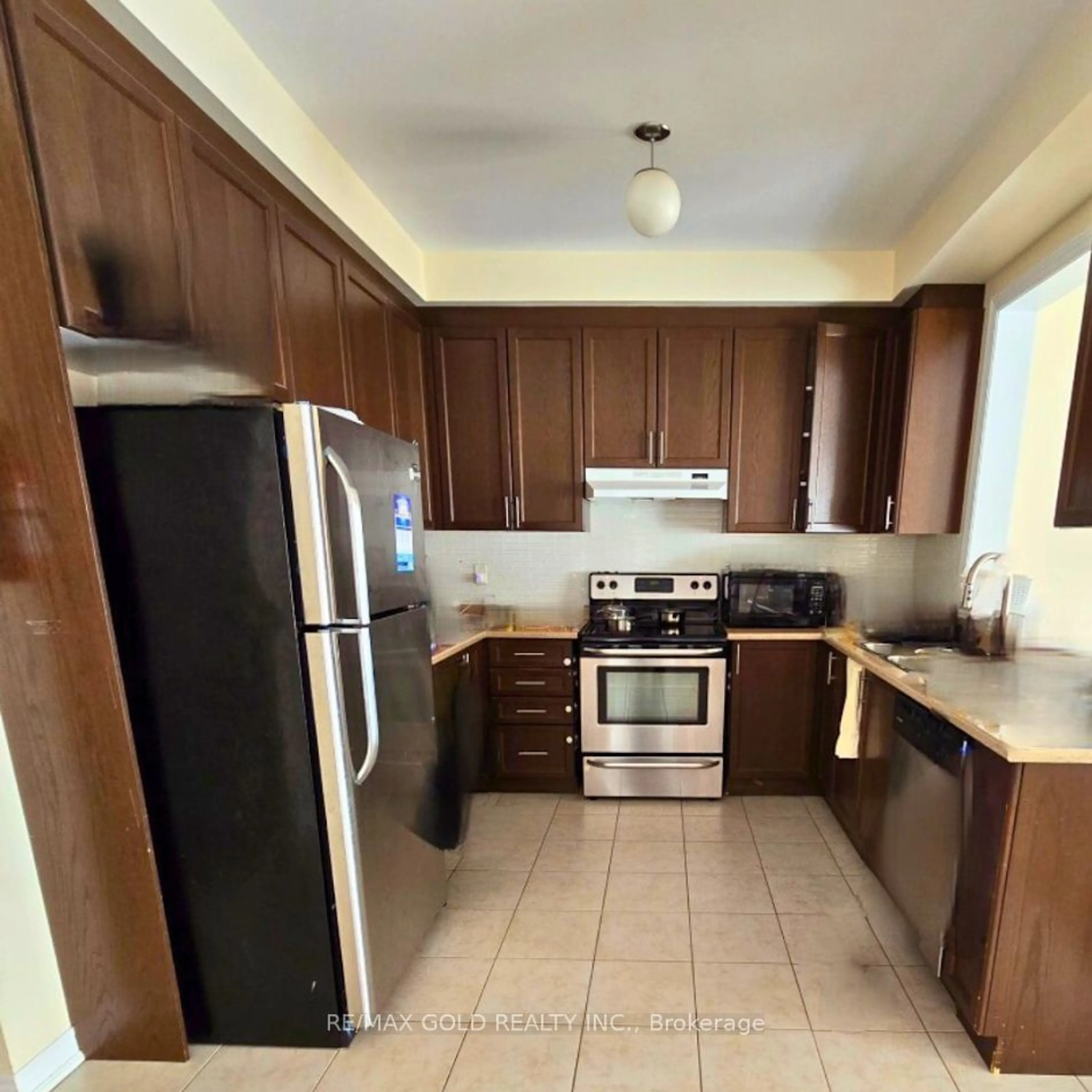 Standard kitchen, wood floors for 42 Lanark Circ, Brampton Ontario L6X 5L3