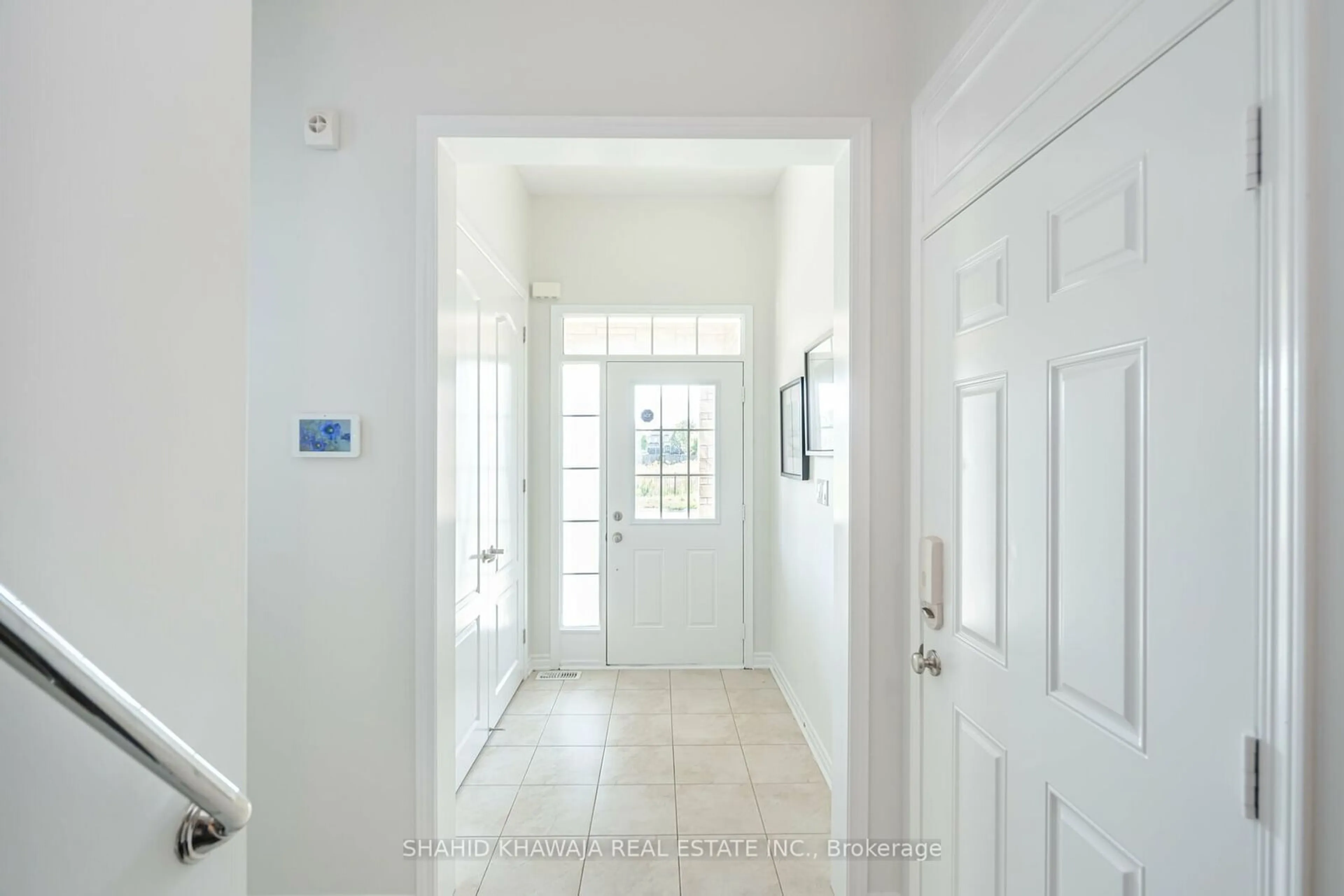 Indoor entryway, not visible floor for 389 Cedar Hedge Rd, Milton Ontario L9T 8Y4