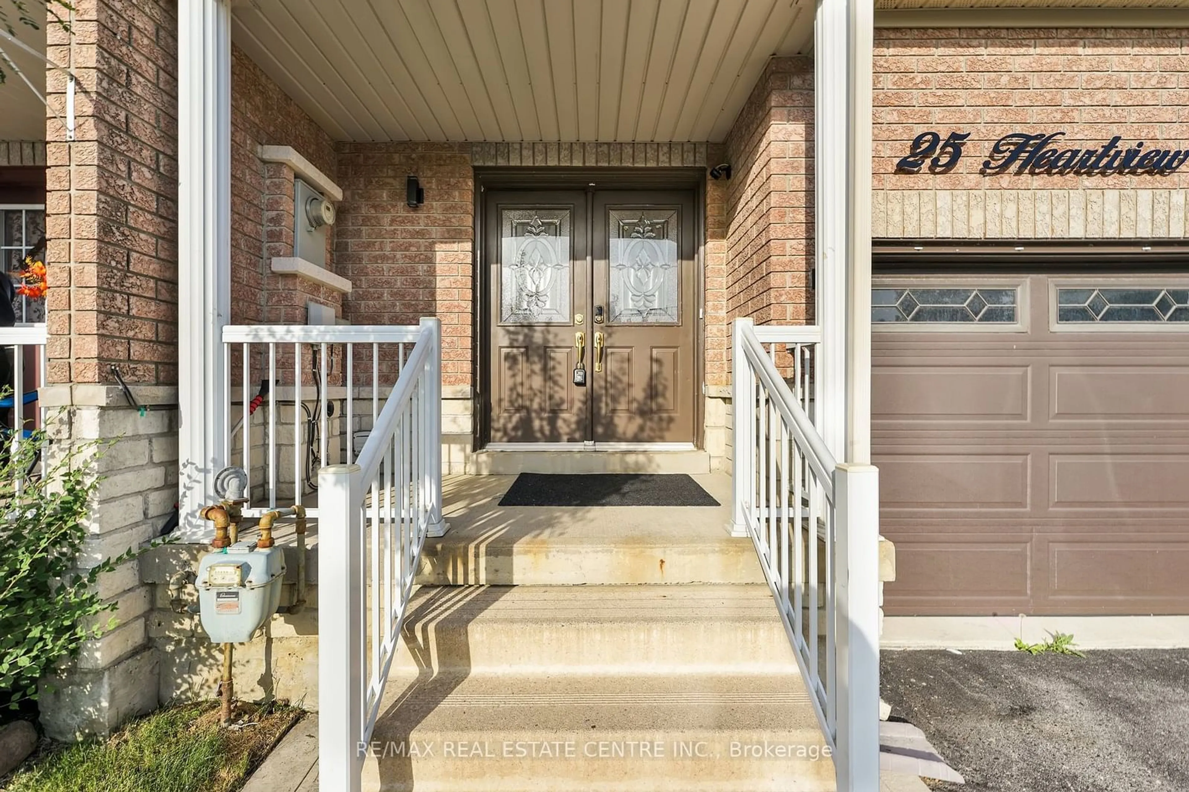 Indoor entryway, wood floors for 25 Heartview Rd, Brampton Ontario L6Z 0C6