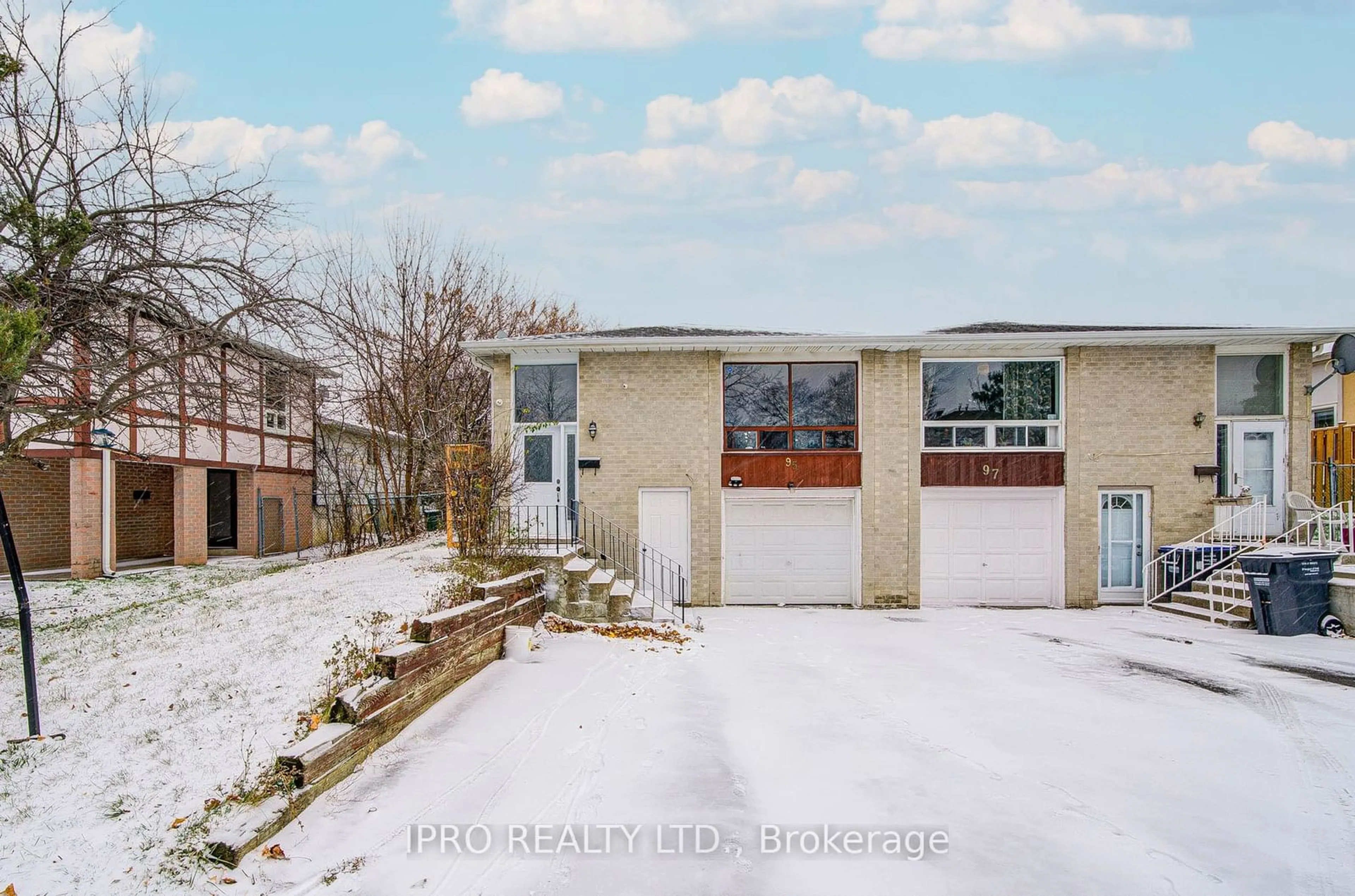 Frontside or backside of a home, the street view for 95 Greenbriar Rd, Brampton Ontario L6S 2A4