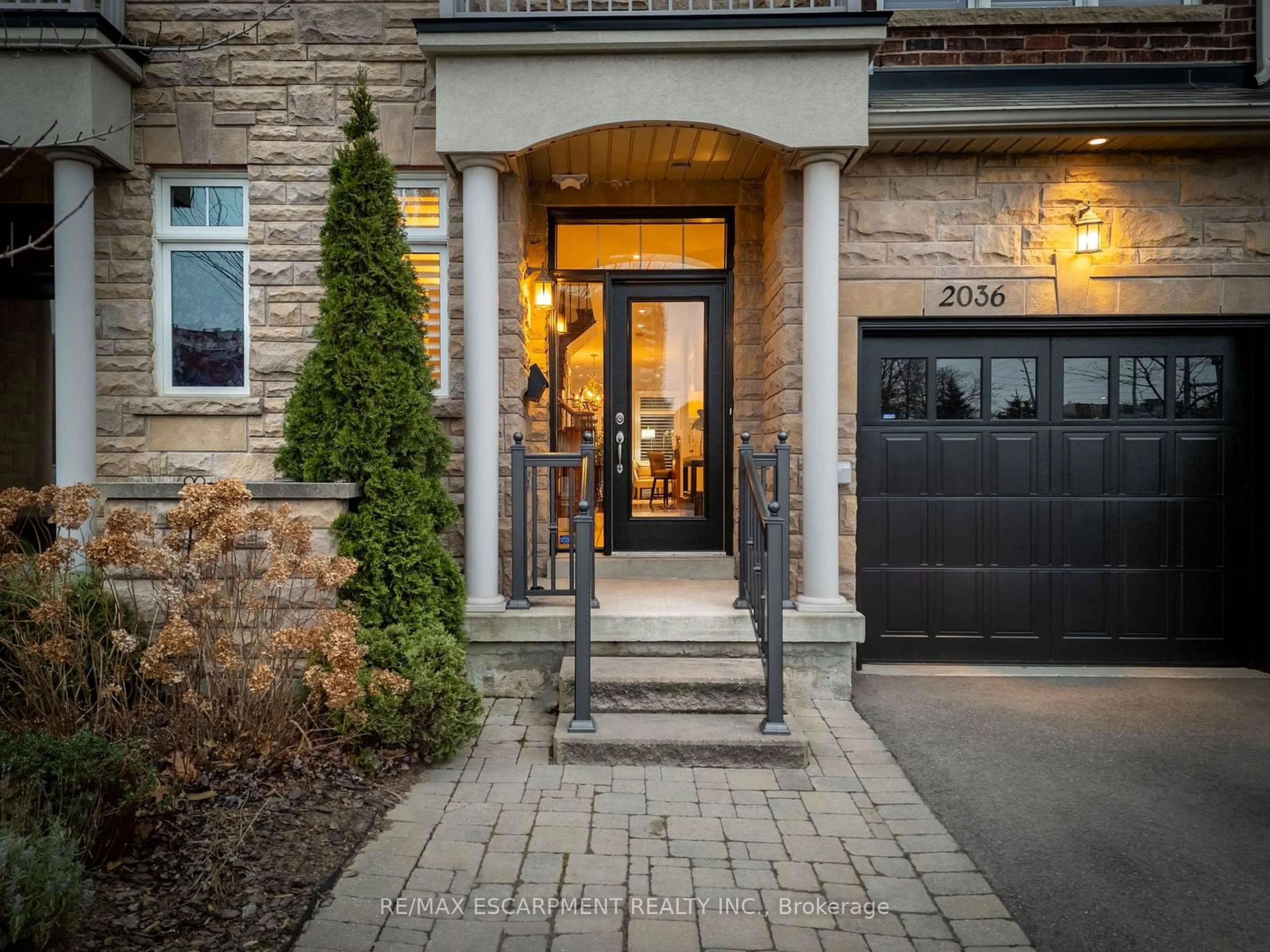 Indoor entryway, ceramic floors for 2036 Lushes Ave, Mississauga Ontario L5J 1H2