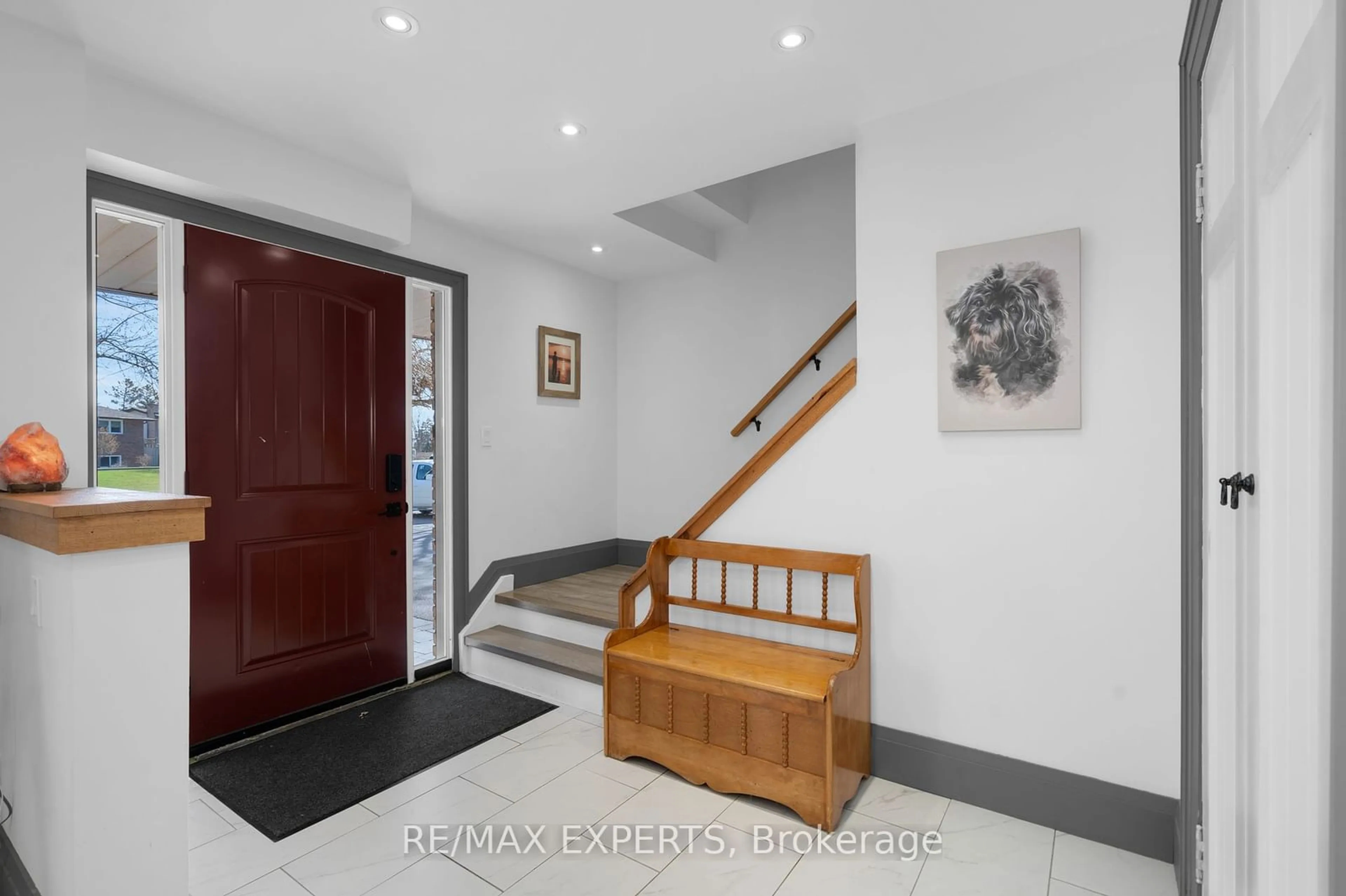 Indoor foyer, cement floor for 65 Birchview Cres, Caledon Ontario L7E 3X2