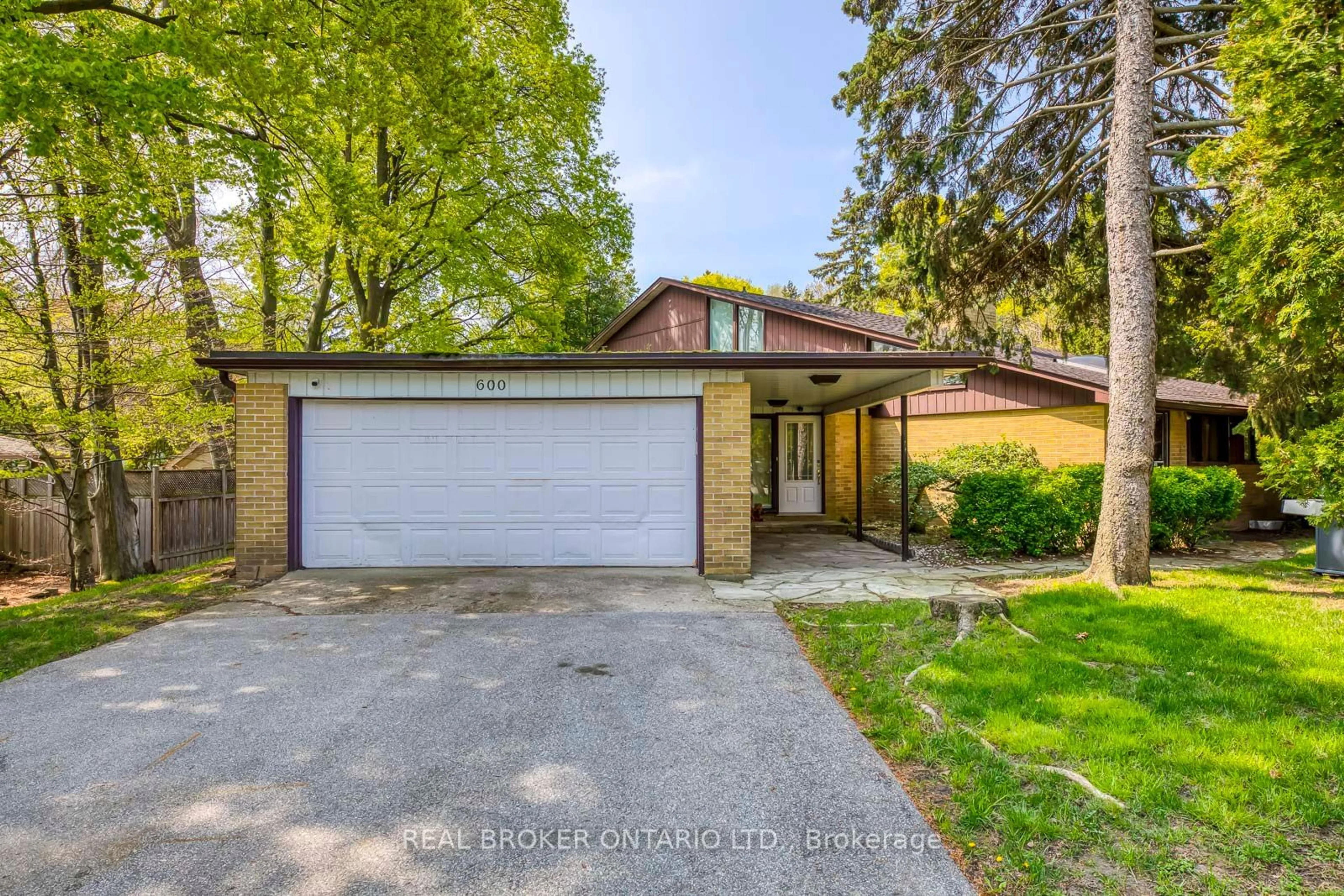 Frontside or backside of a home, the street view for 600 Bob O Link Rd, Mississauga Ontario L5J 2P4