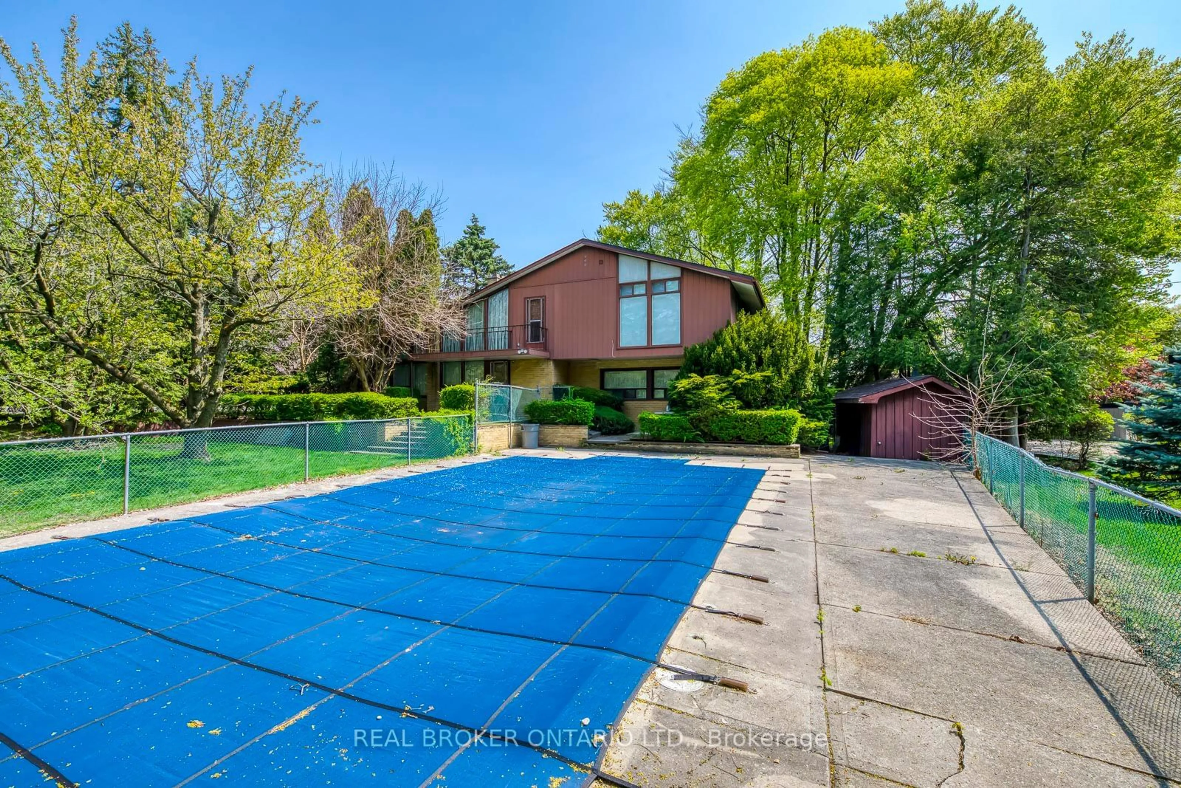 Frontside or backside of a home, the fenced backyard for 600 Bob O Link Rd, Mississauga Ontario L5J 2P4