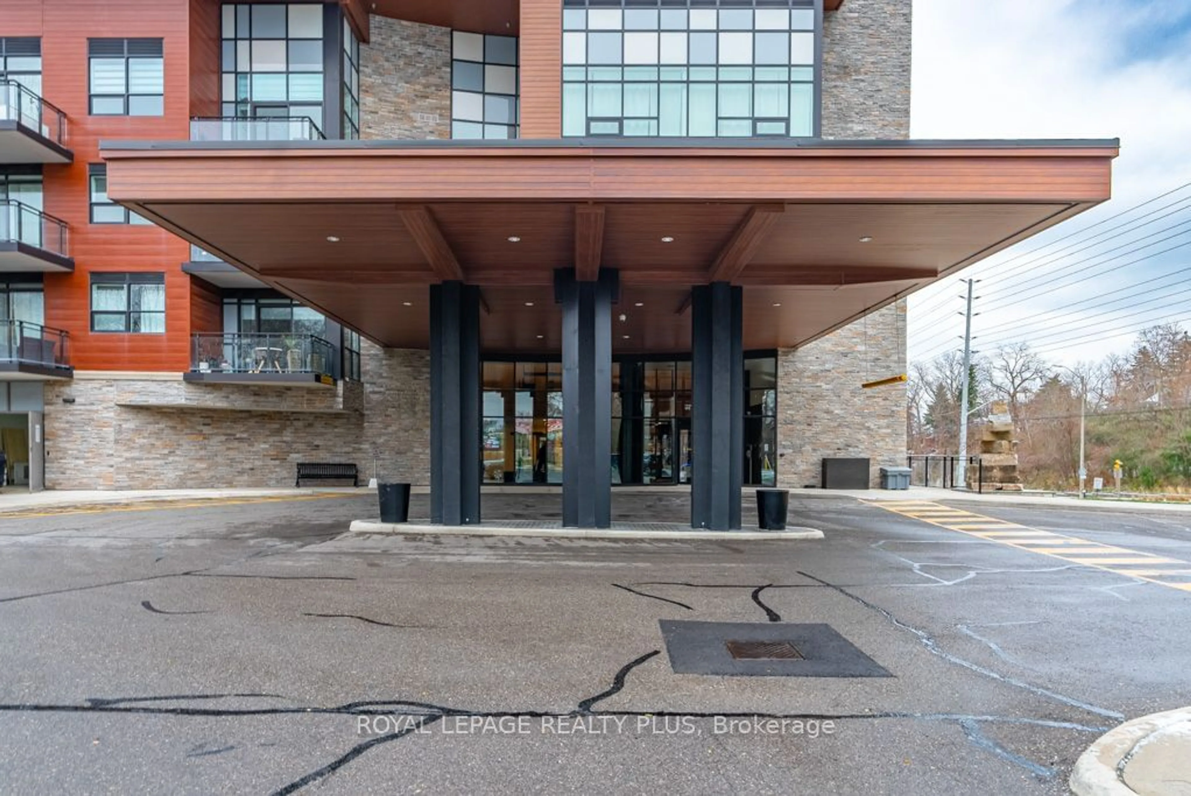 Indoor foyer, cement floor for 1575 Lakeshore Rd #465, Mississauga Ontario L5J 0B1