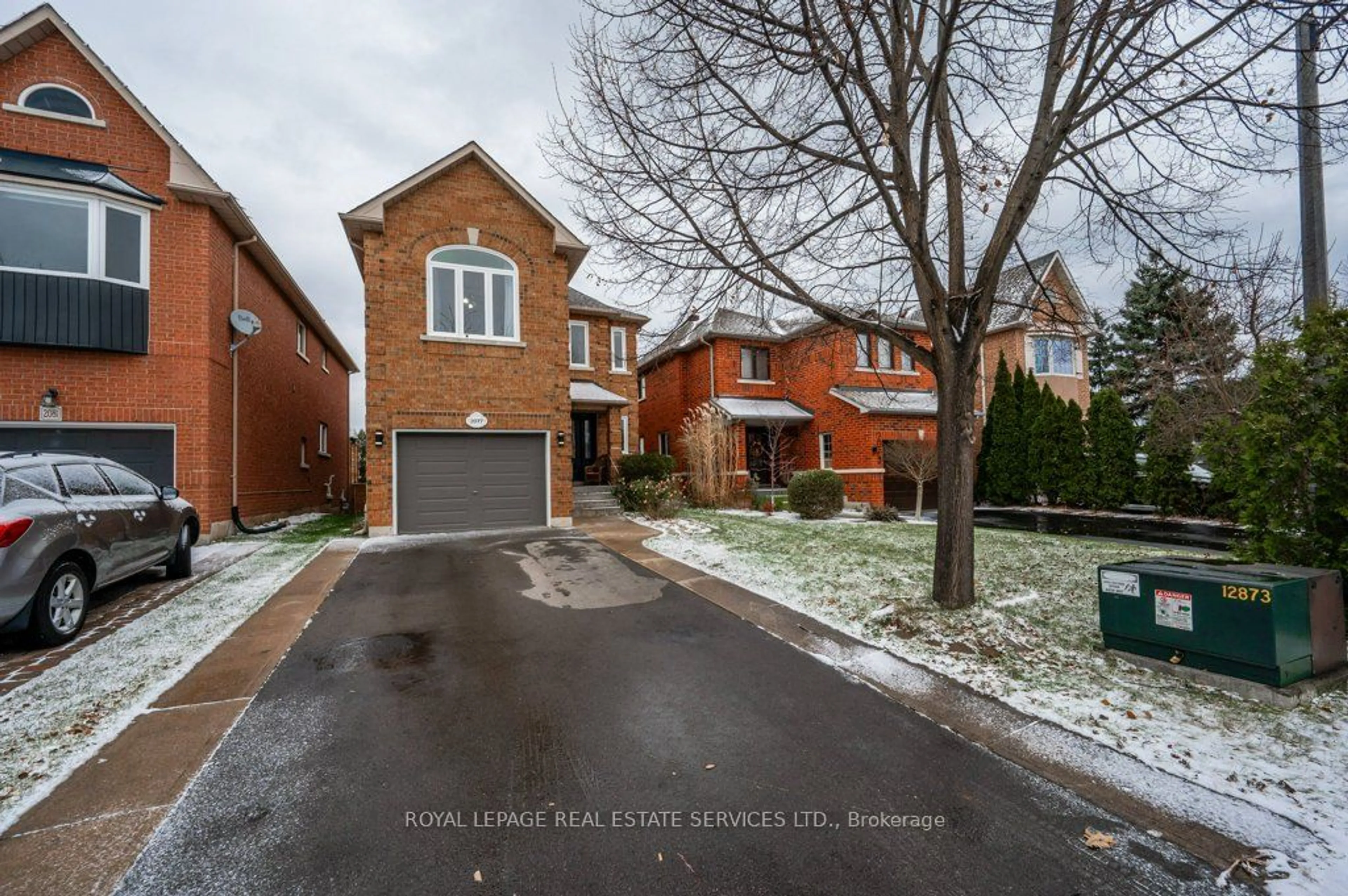 A pic from exterior of the house or condo, the street view for 2077 Frontier Dr, Oakville Ontario L6M 3V5