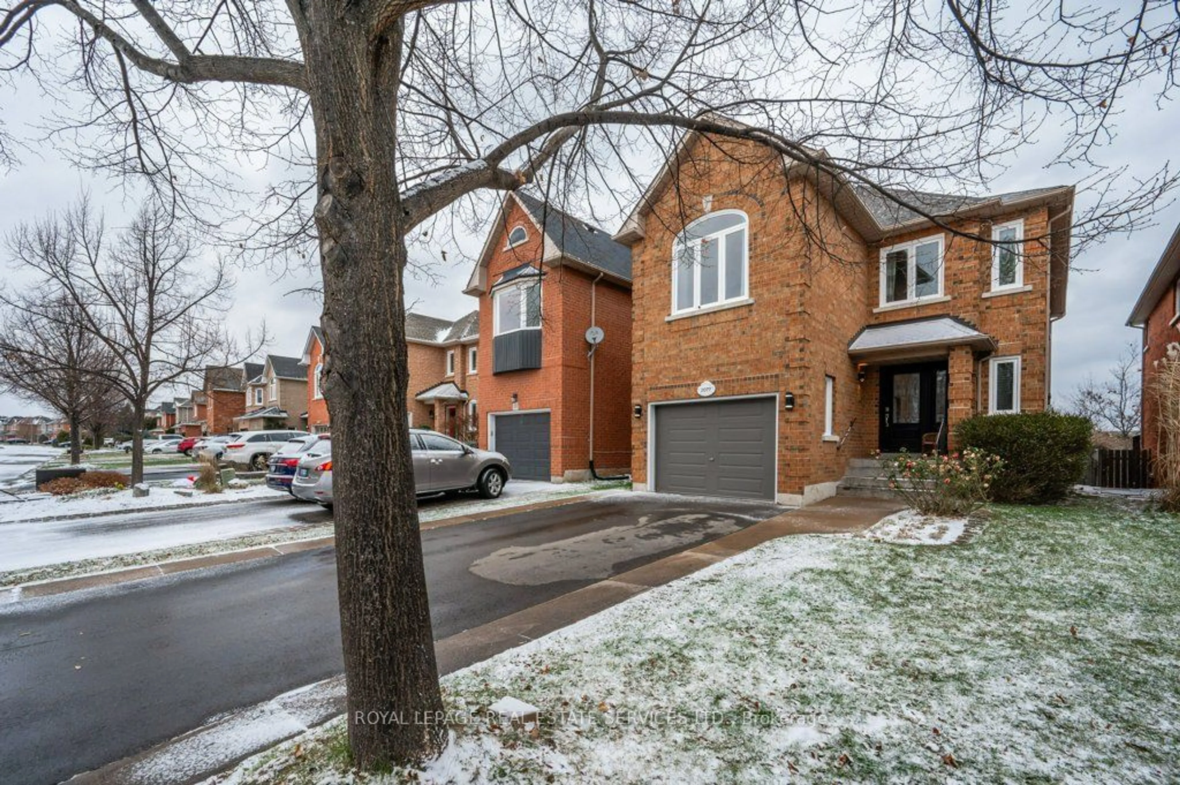 A pic from exterior of the house or condo, the street view for 2077 Frontier Dr, Oakville Ontario L6M 3V5