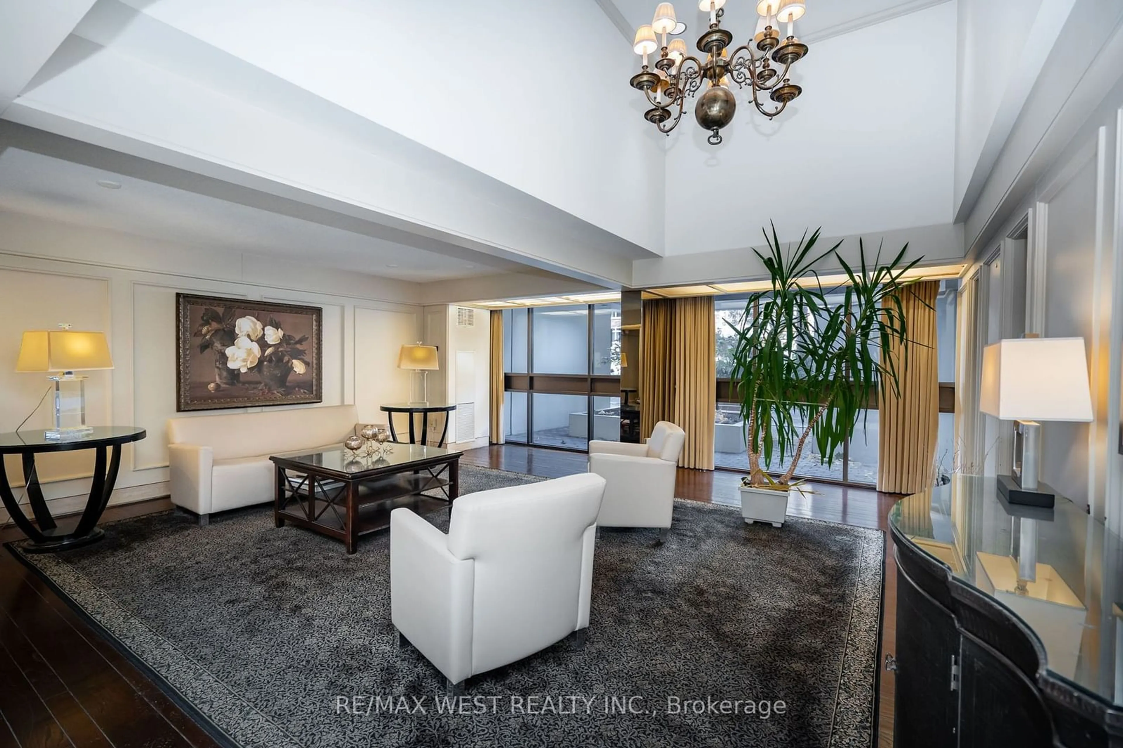 Indoor lobby, carpet floors for 100 Quebec Ave #601, Toronto Ontario M6P 4B8