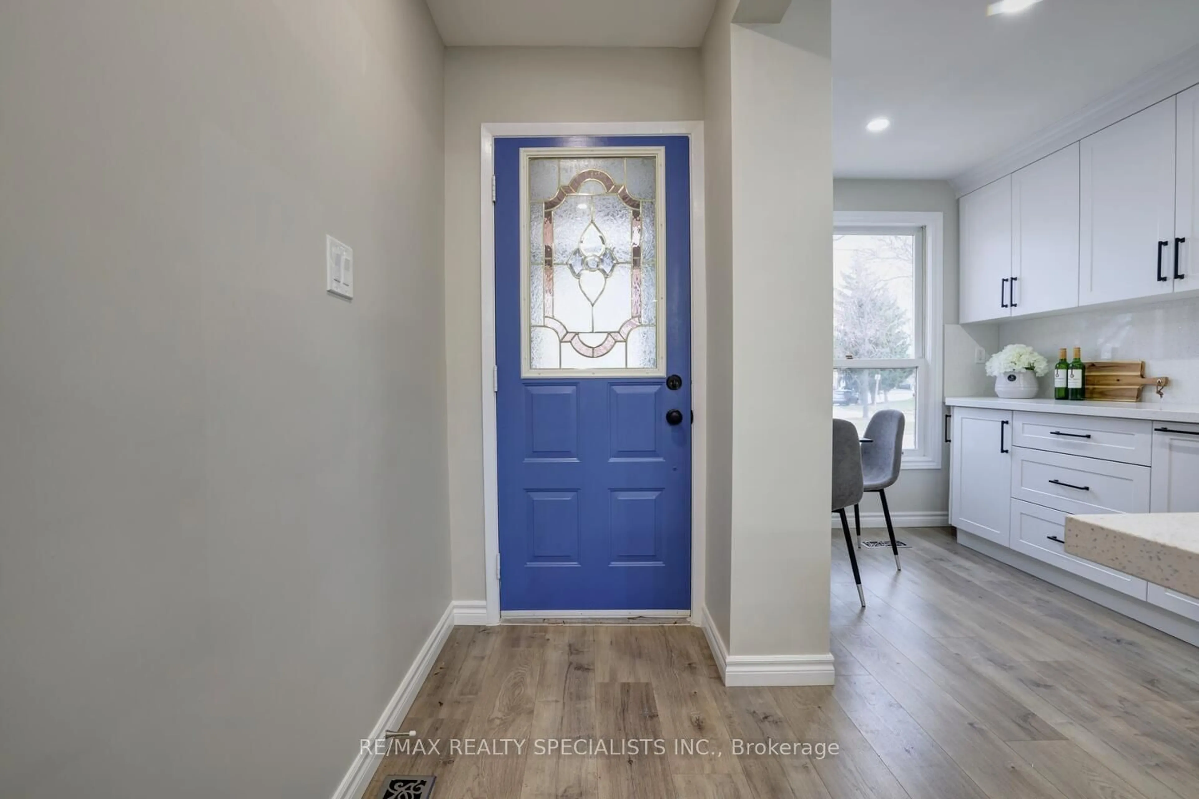 Indoor entryway, wood floors for 4039 Farrier Crt, Mississauga Ontario L5L 2Y4