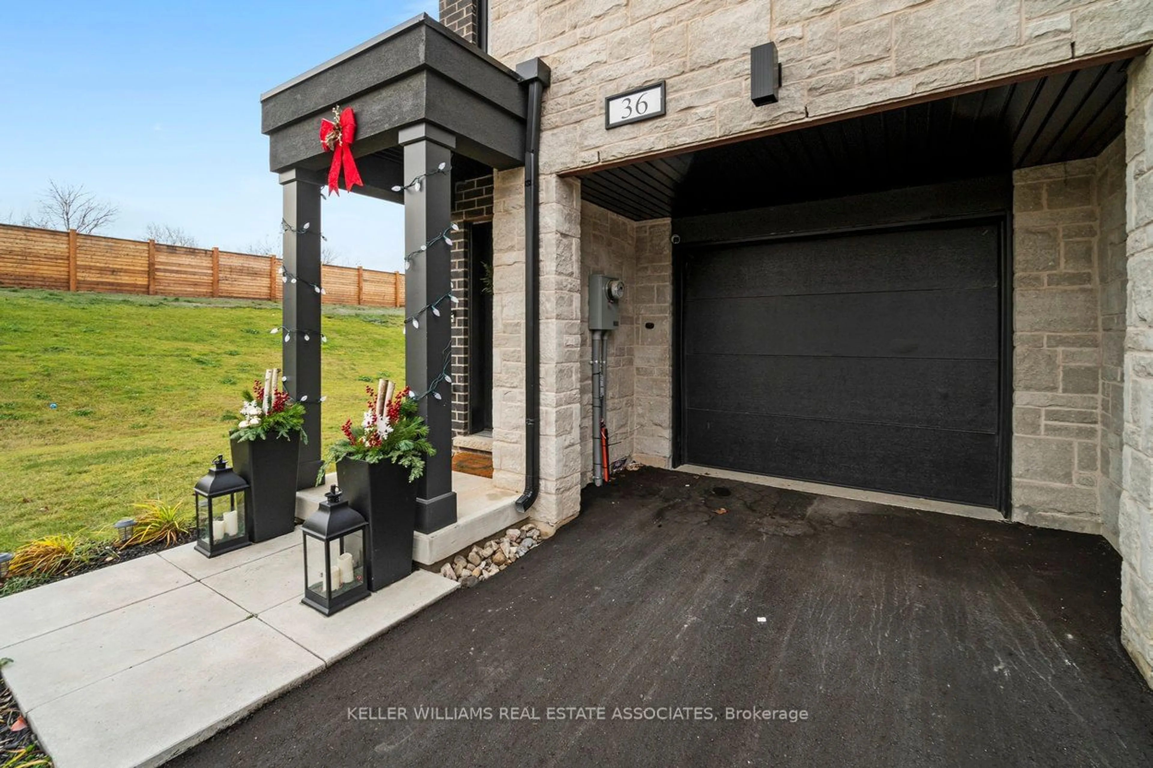 Indoor entryway, cement floor for 36 Briar Crt, Halton Hills Ontario L7G 0P6