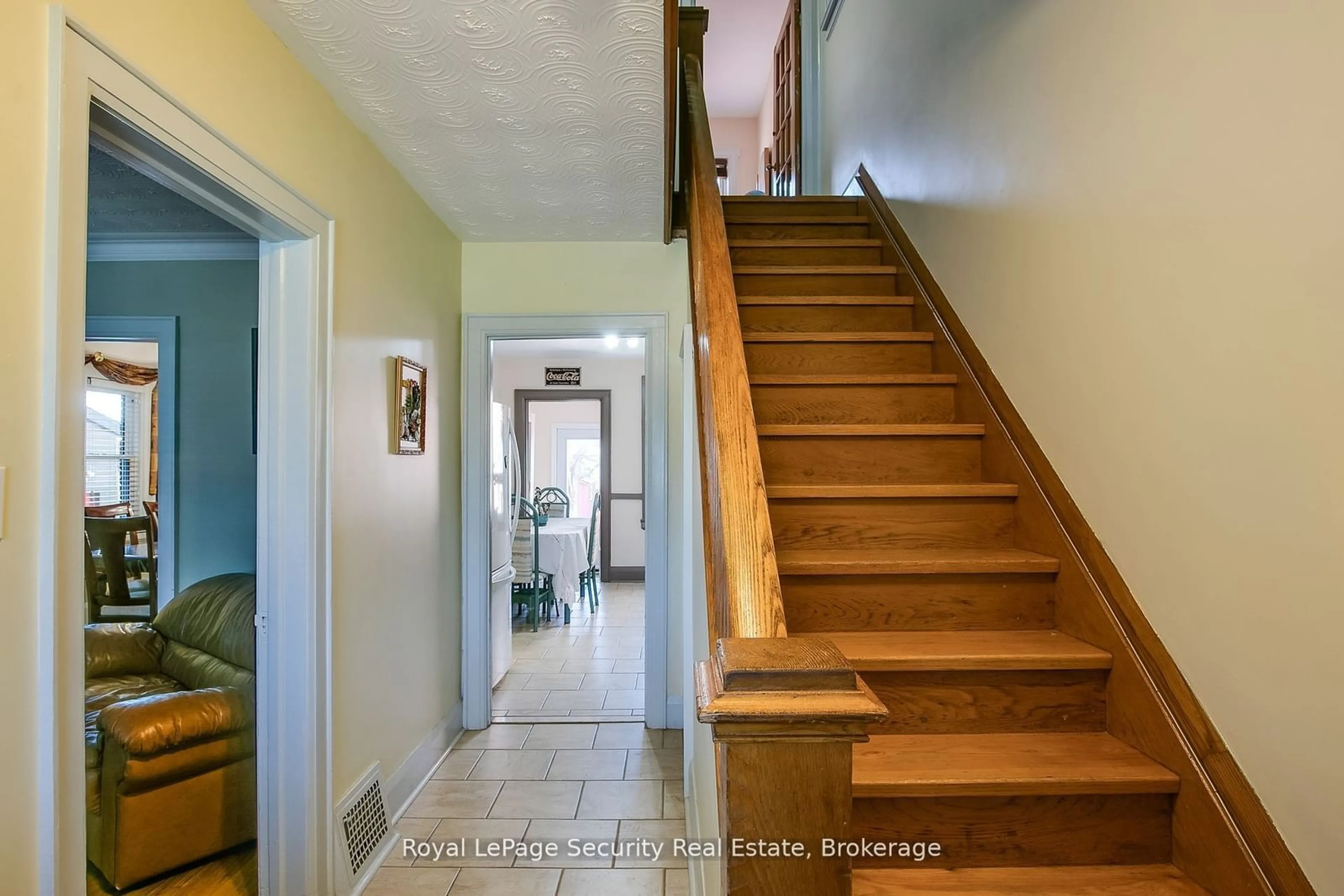 Indoor foyer, wood floors for 94 Fairbank Ave, Toronto Ontario M6E 3Y7