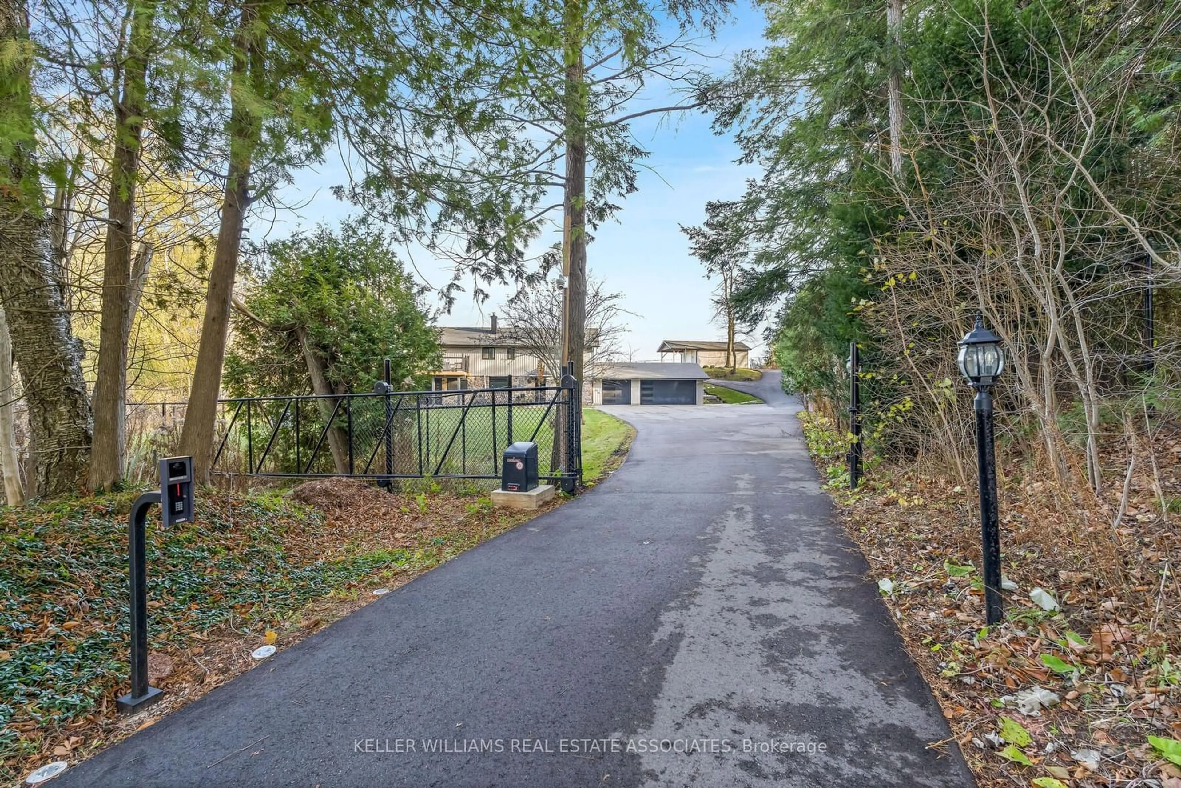 A pic from exterior of the house or condo, the street view for 6700 32nd Sdrd, Halton Hills Ontario L7J 2L9