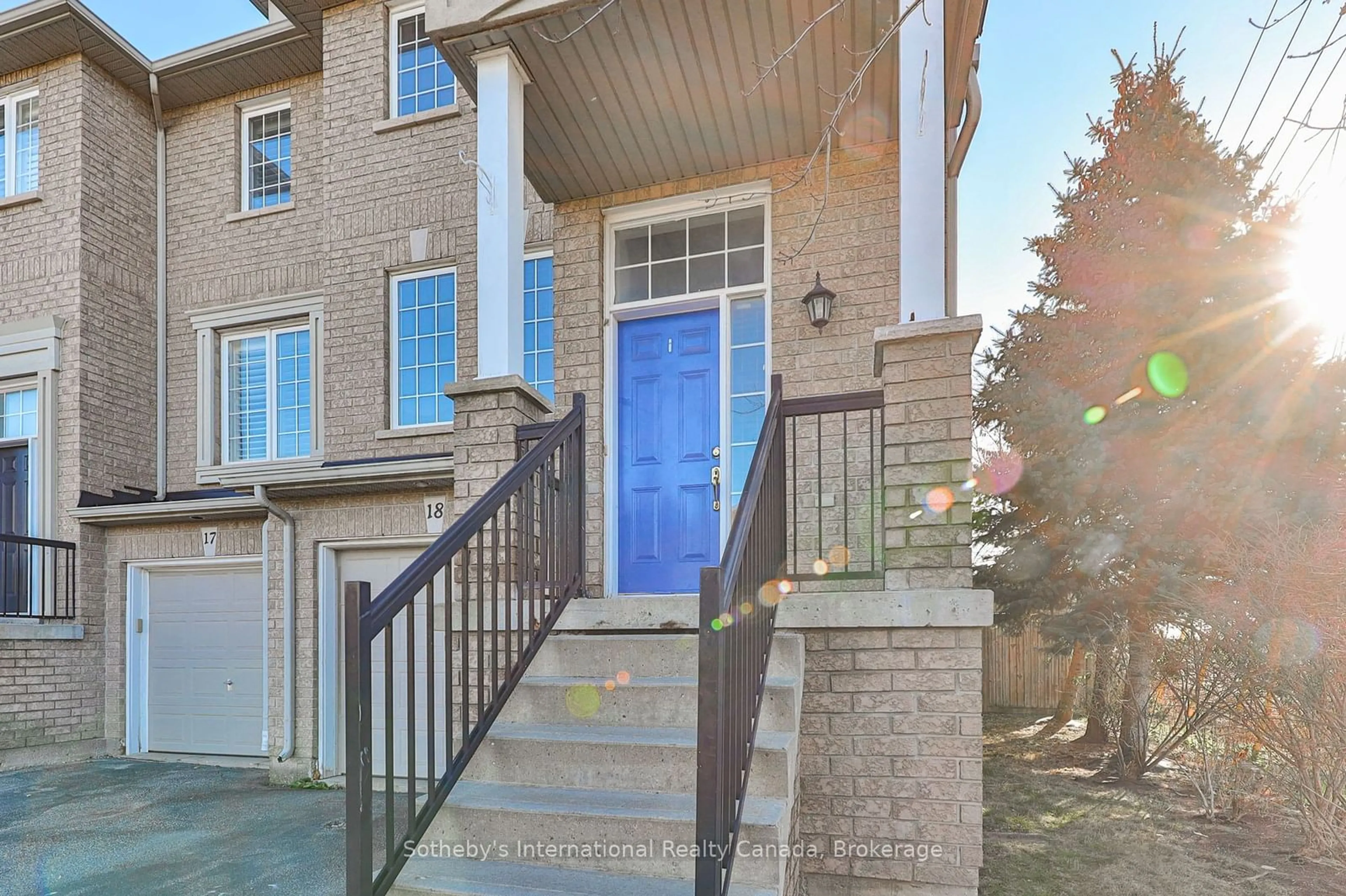 A pic from exterior of the house or condo, the street view for 2280 Baronwood Dr #Unit 18, Oakville Ontario L6M 5J8