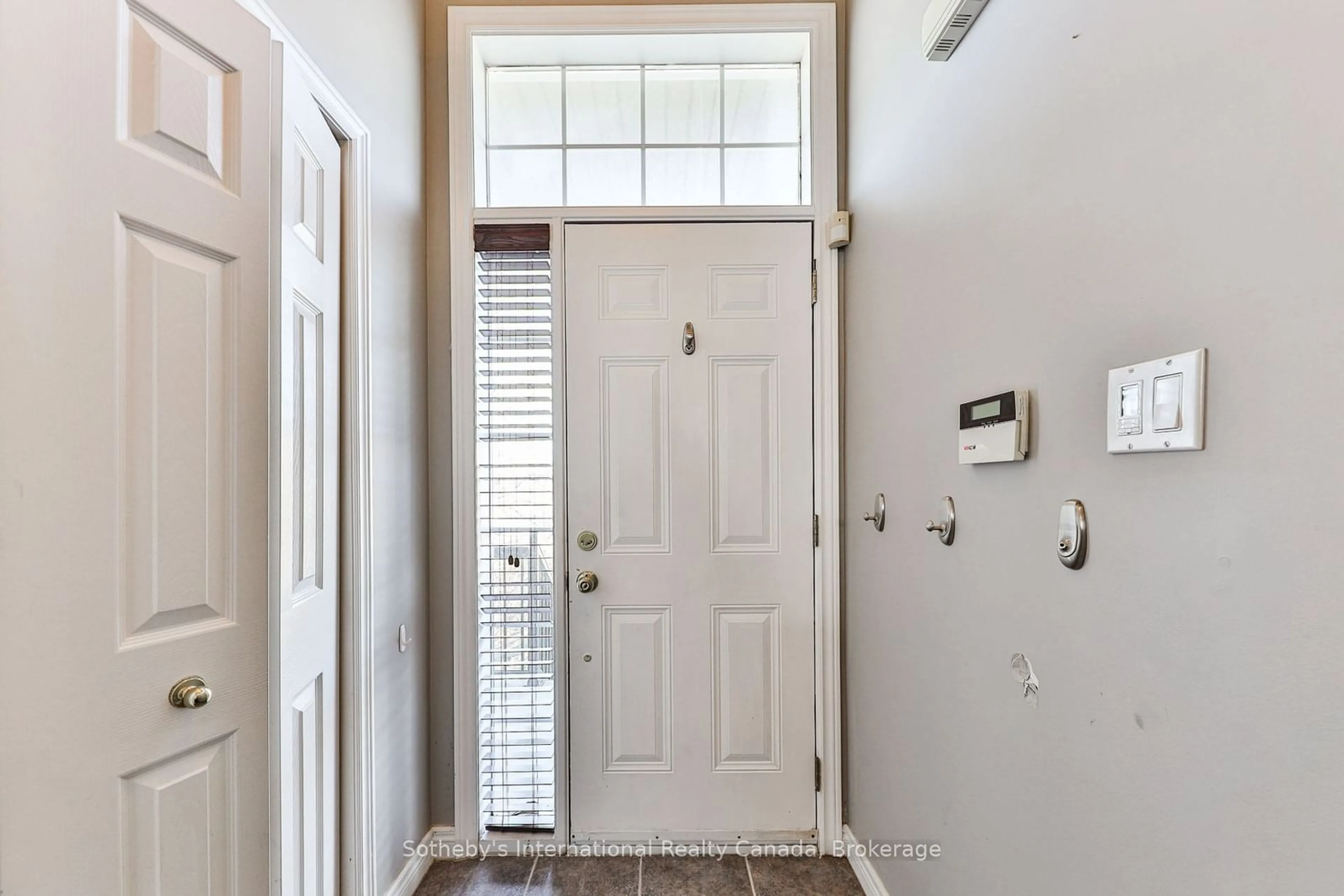 Indoor entryway, wood floors for 2280 Baronwood Dr #Unit 18, Oakville Ontario L6M 5J8