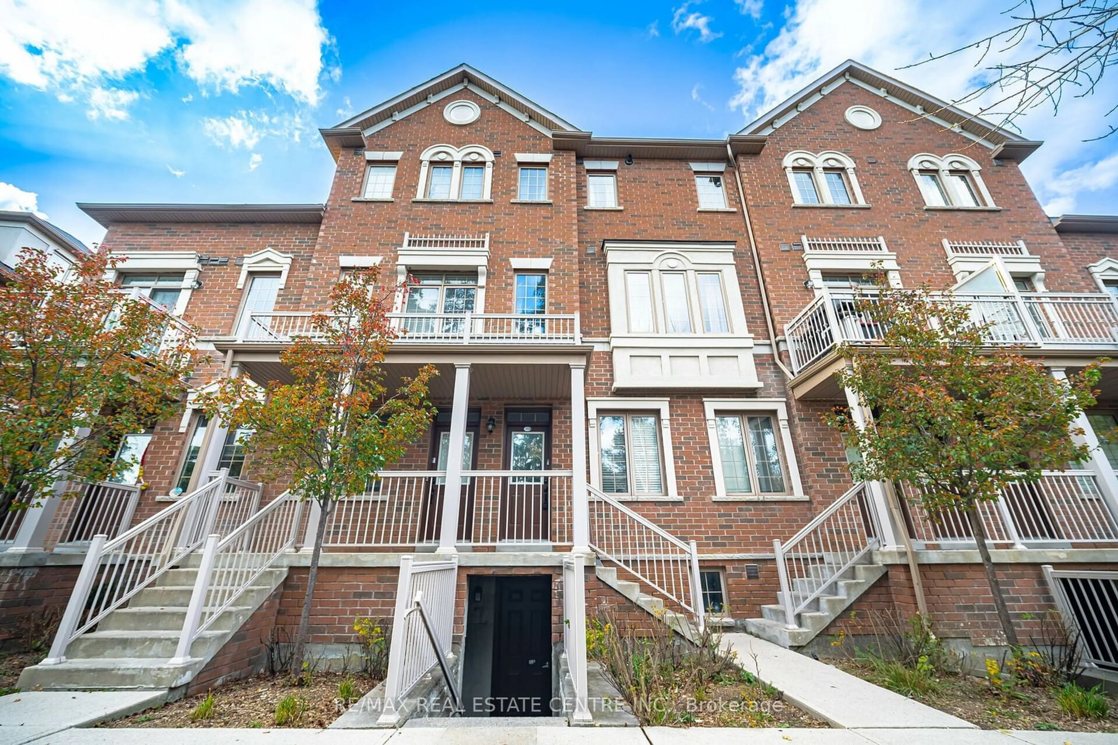 A pic from exterior of the house or condo, the front or back of building for 180 Howden Blvd #54, Brampton Ontario L6S 0E6