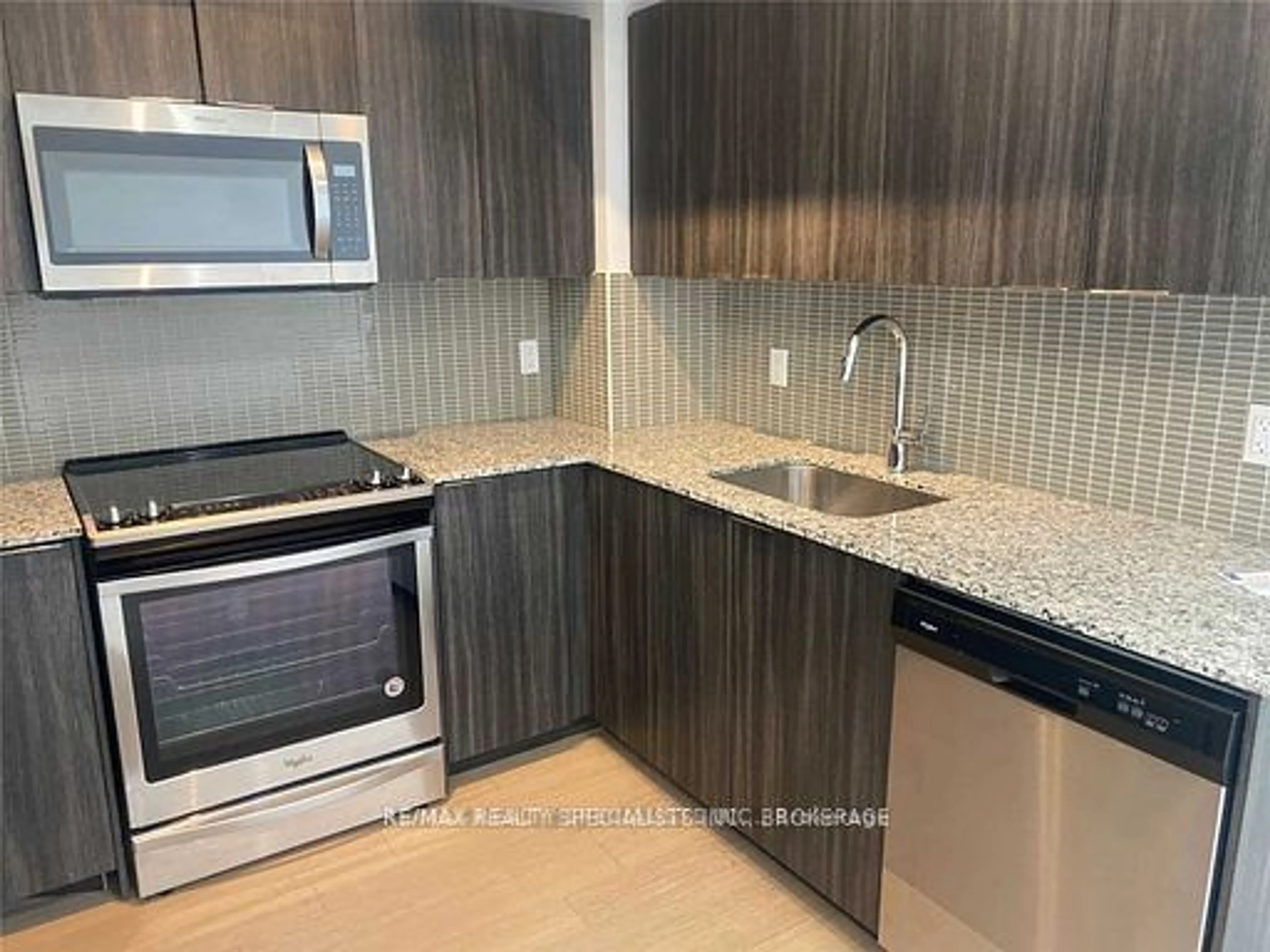 Standard kitchen for 20 SHORE BREEZE Dr #320, Toronto Ontario M8V 1A1