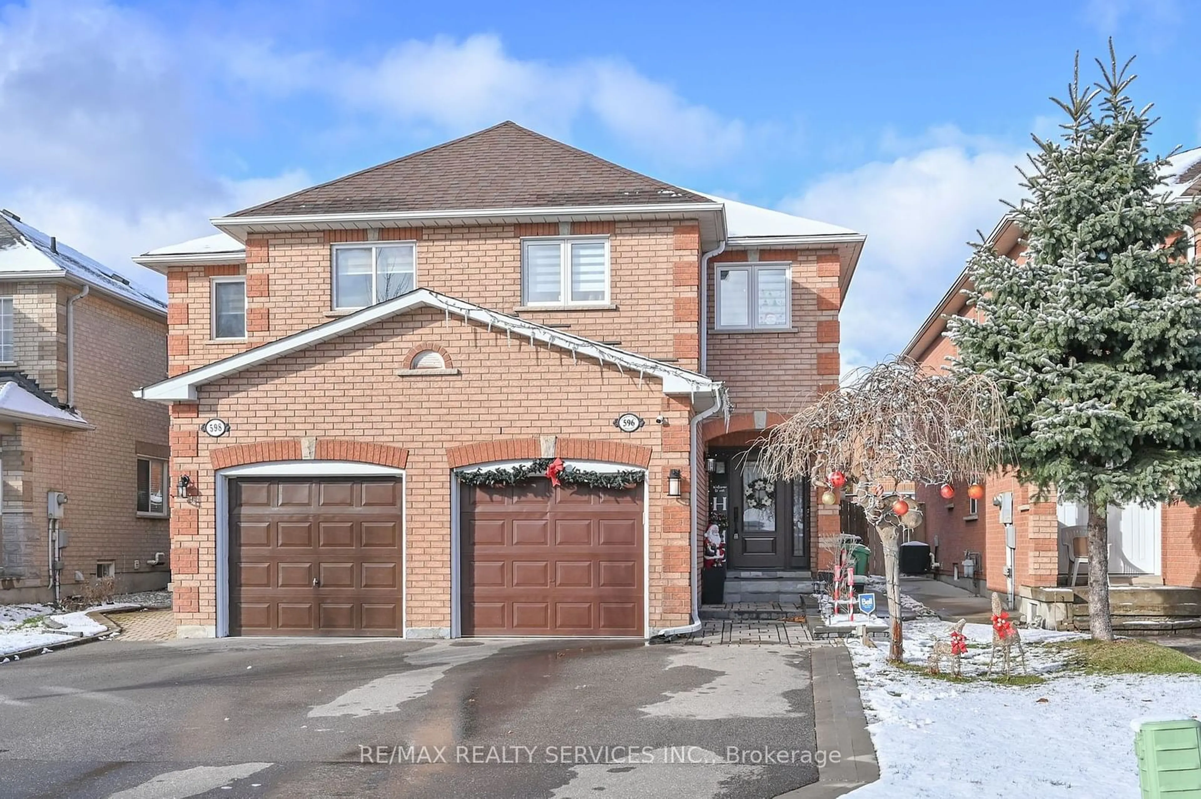 Home with brick exterior material for 596 Summer Park Cres, Mississauga Ontario L5B 4E9