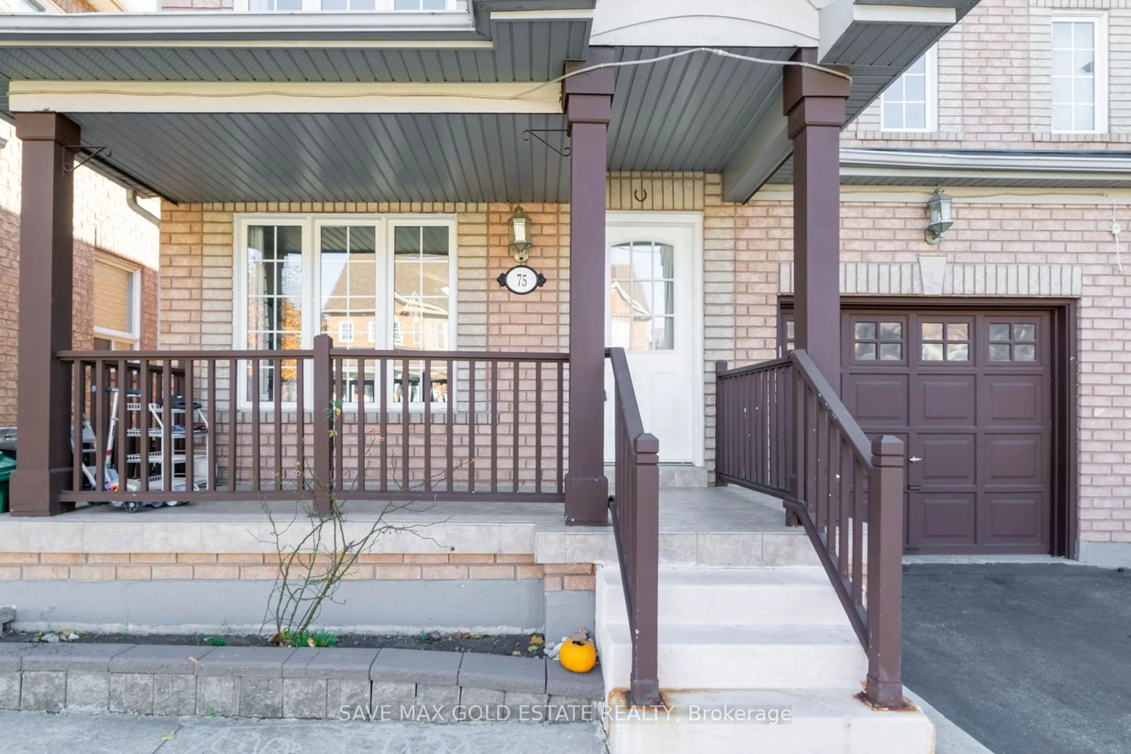 Indoor entryway, wood floors for 75 Saintsbury Cres, Brampton Ontario L6R 2V9