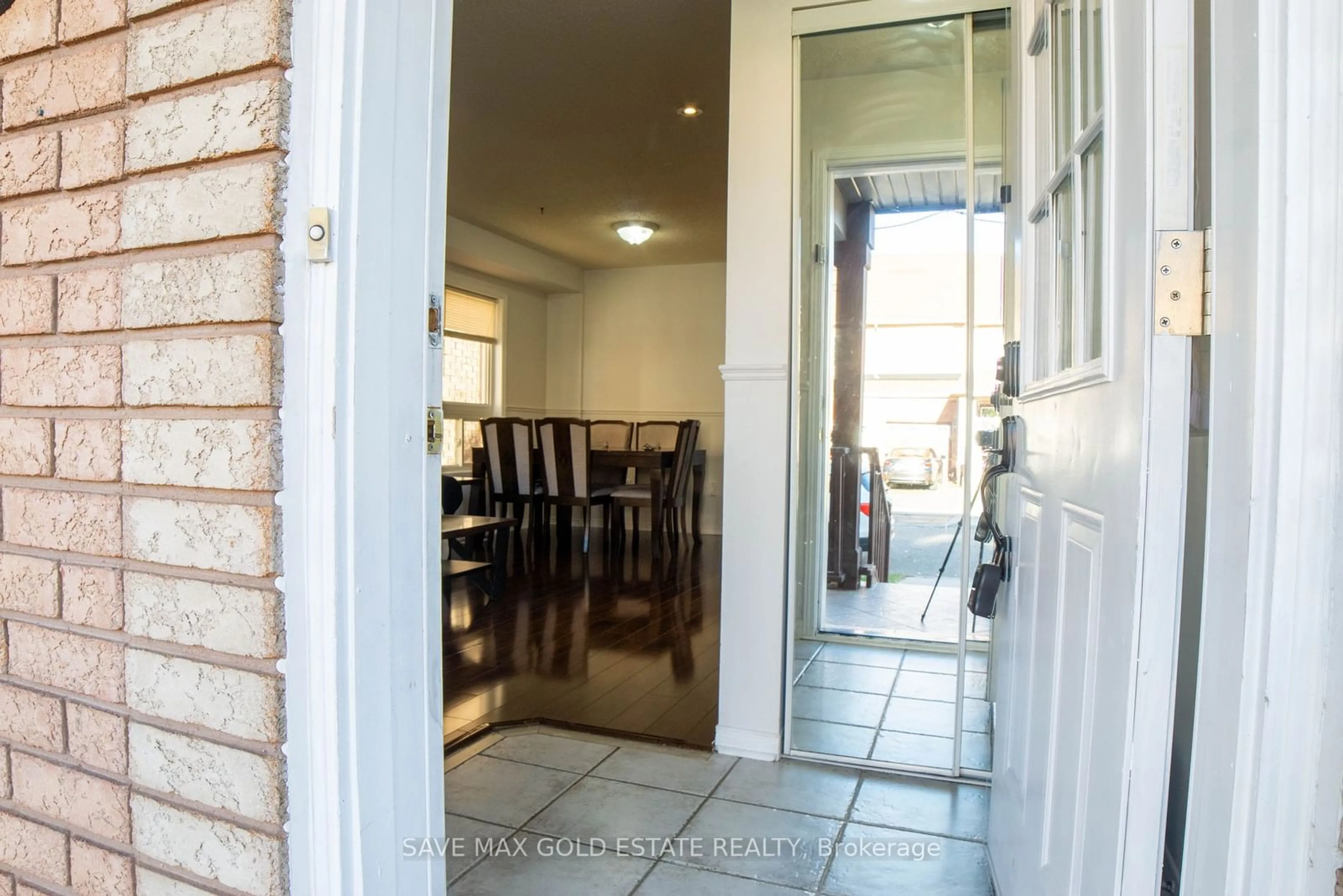 Indoor foyer, ceramic floors for 75 Saintsbury Cres, Brampton Ontario L6R 2V9