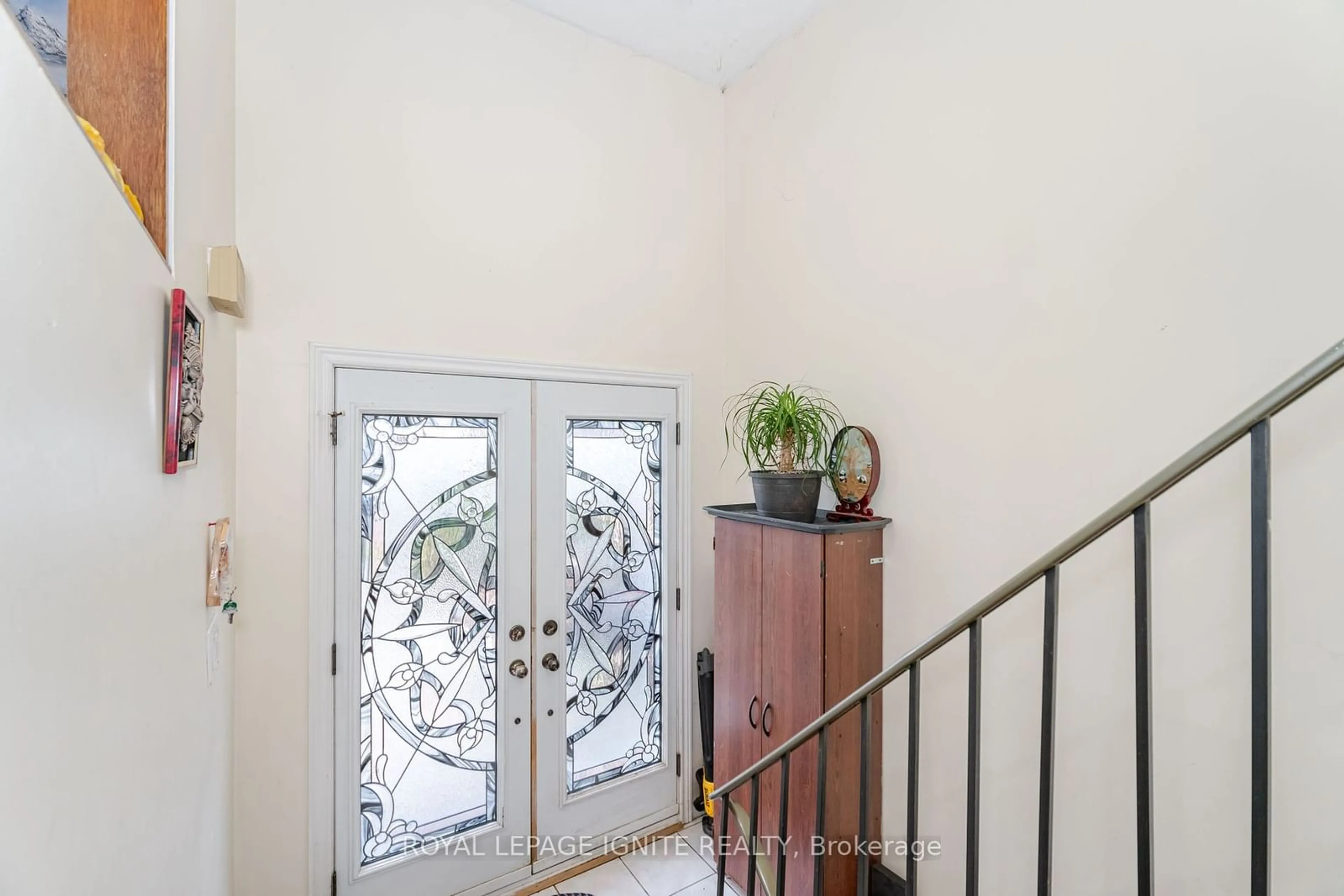 Indoor entryway, wood floors for 3315 Dwiggin Ave, Mississauga Ontario L4T 3J3