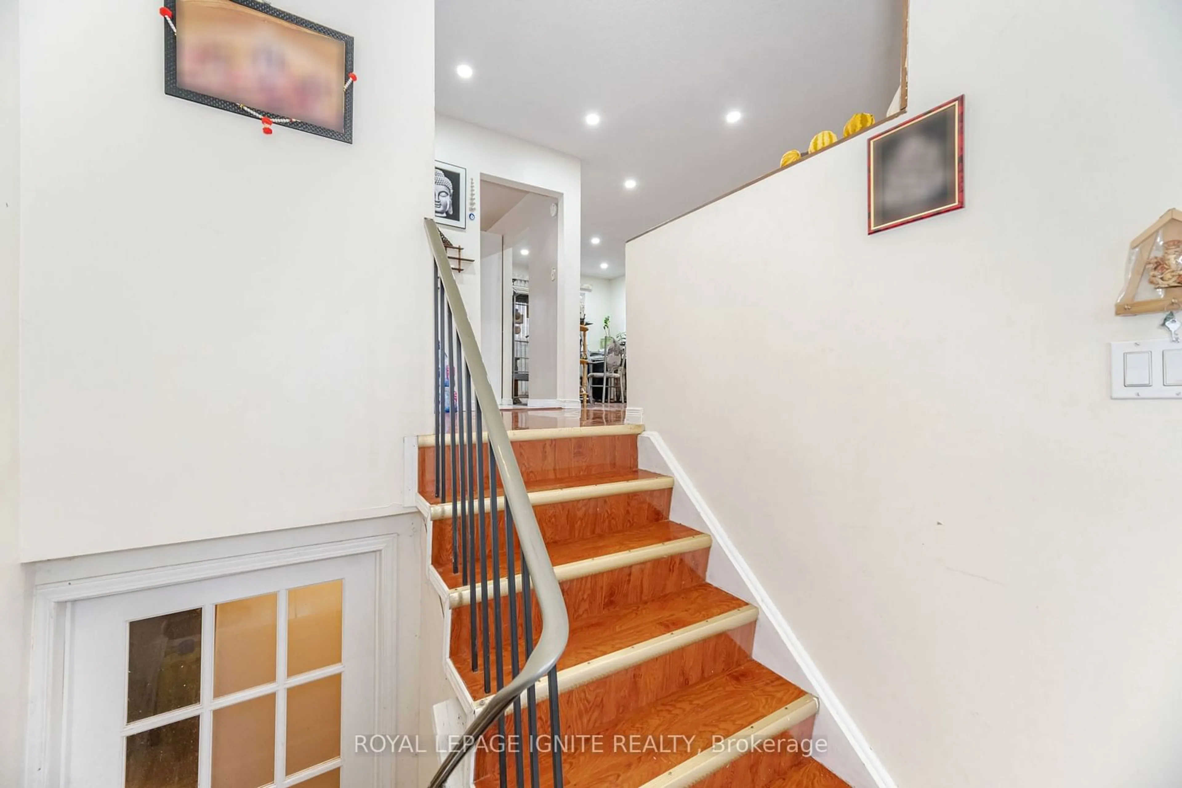 Indoor foyer, wood floors for 3315 Dwiggin Ave, Mississauga Ontario L4T 3J3