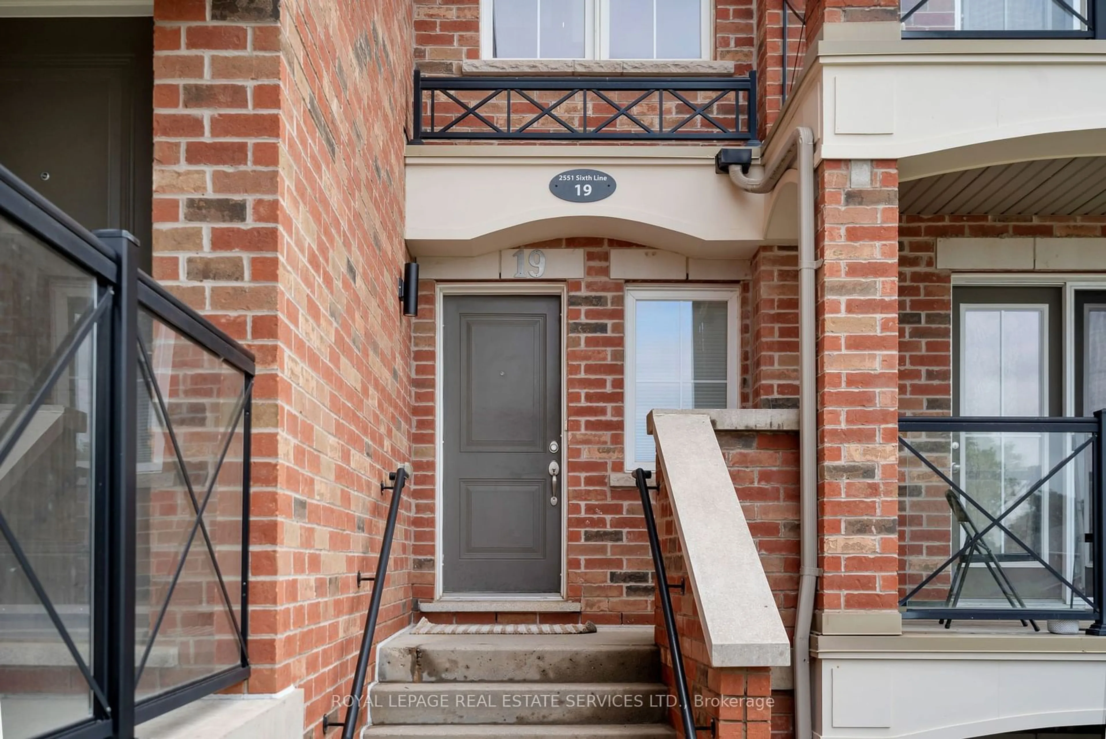 A pic from exterior of the house or condo, cottage for 2551 Sixth Line #19, Oakville Ontario L6H 0H7