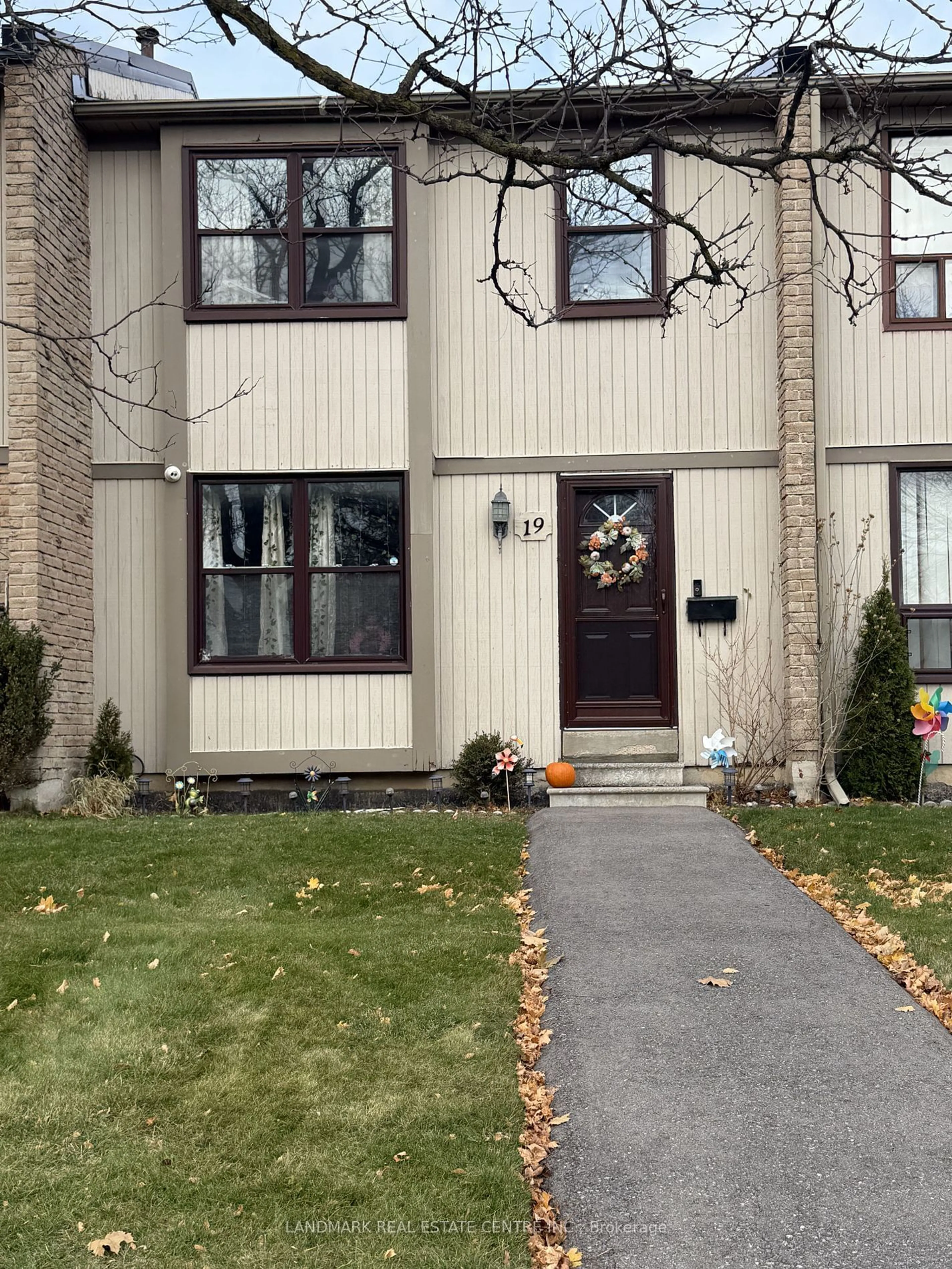 A pic from exterior of the house or condo, the street view for 19 Guildford Cres, Brampton Ontario L6S 3K2