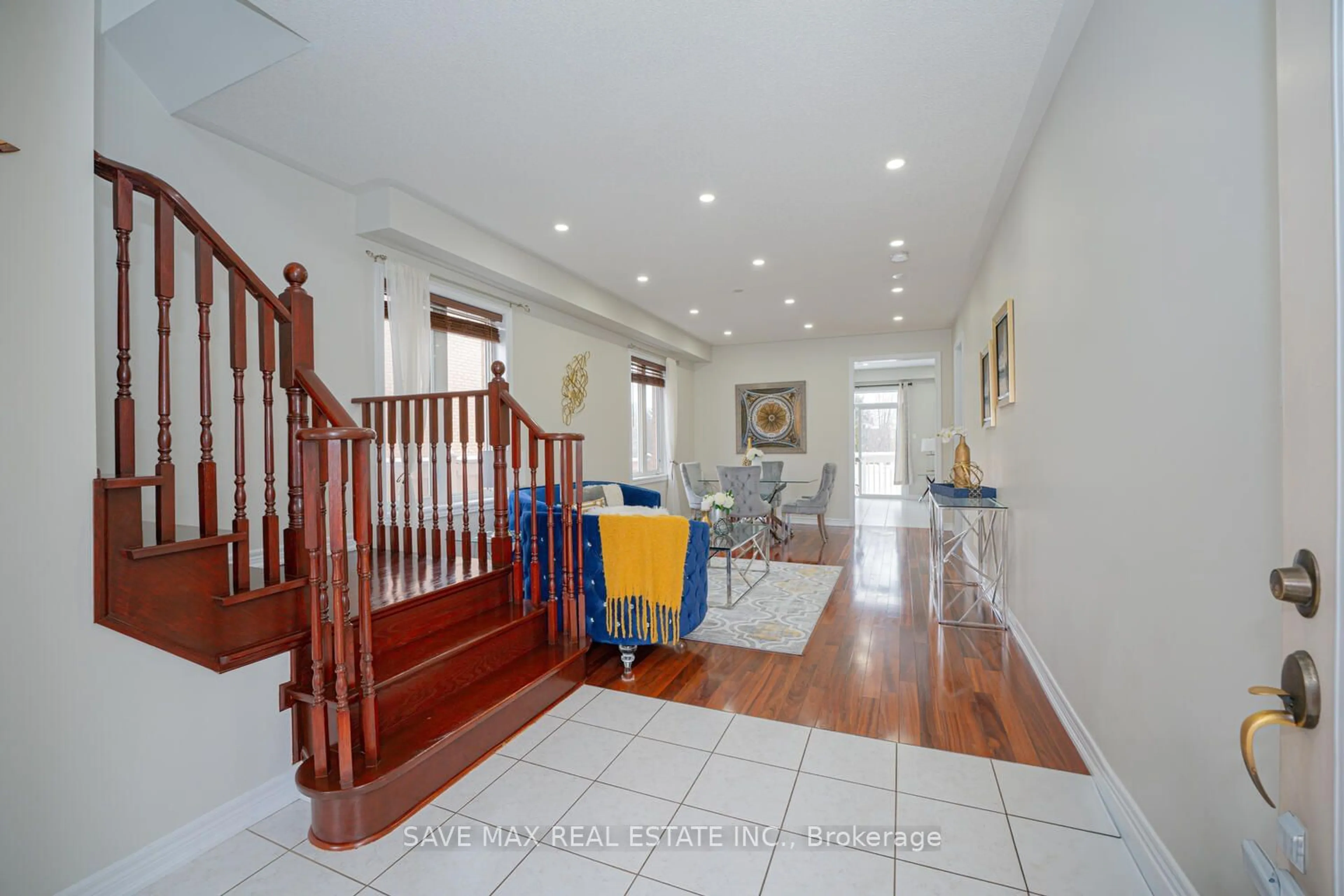 Indoor foyer, wood floors for 50 Begonia Cres, Brampton Ontario L7A 0M6