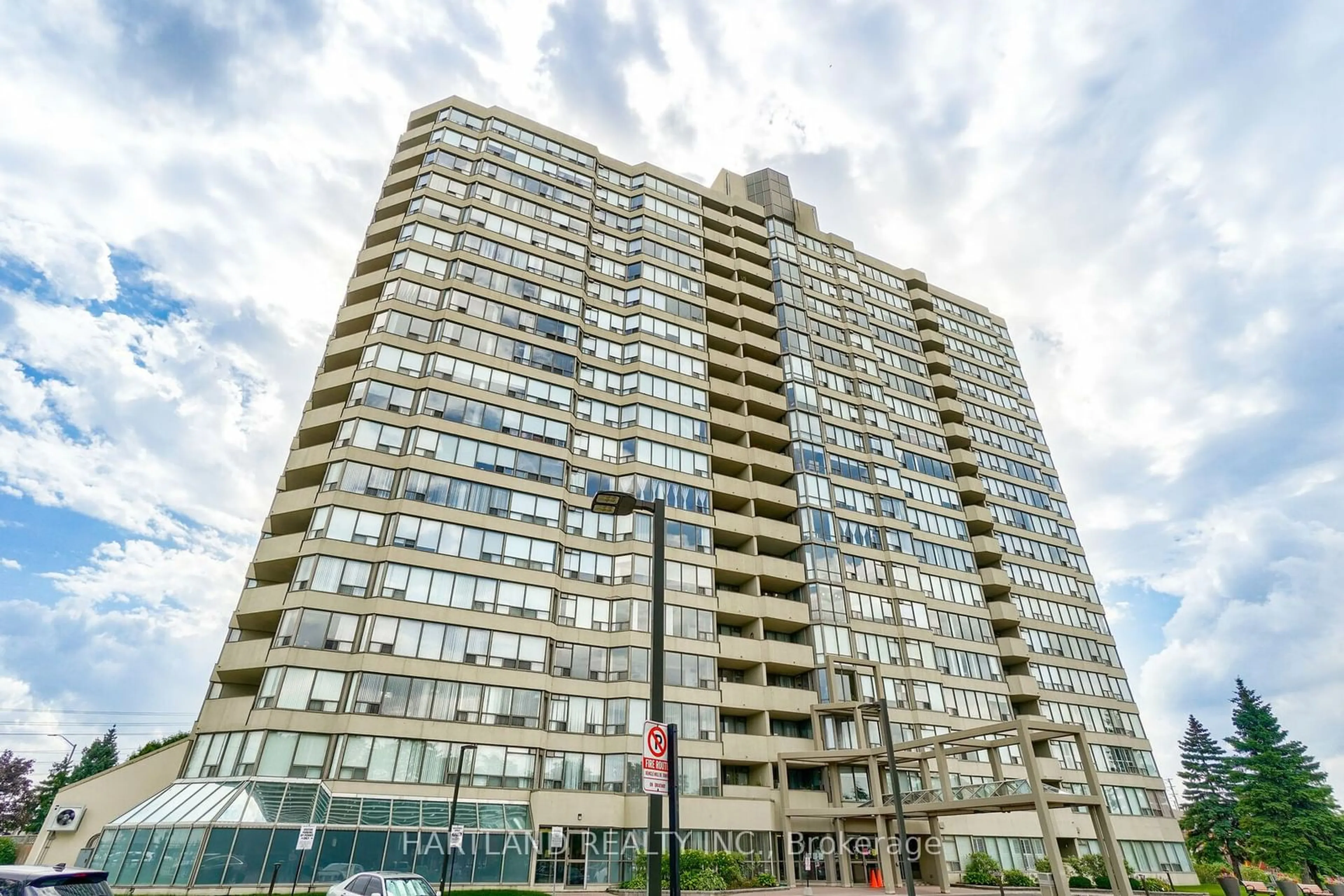 A pic from exterior of the house or condo, the front or back of building for 700 Constellation Dr #103, Mississauga Ontario L5R 3G8