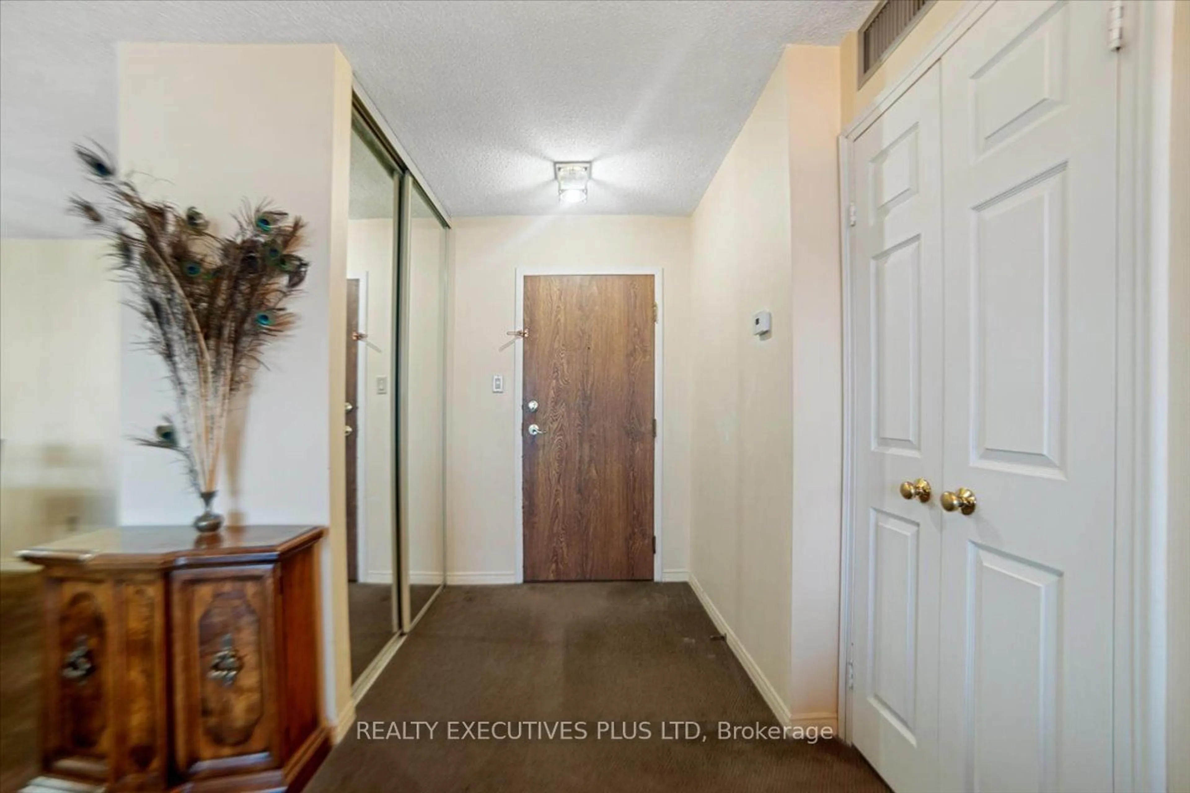 Indoor entryway, wood floors for 4235 Sherwoodtowne Blvd #702, Mississauga Ontario L4Z 1W3