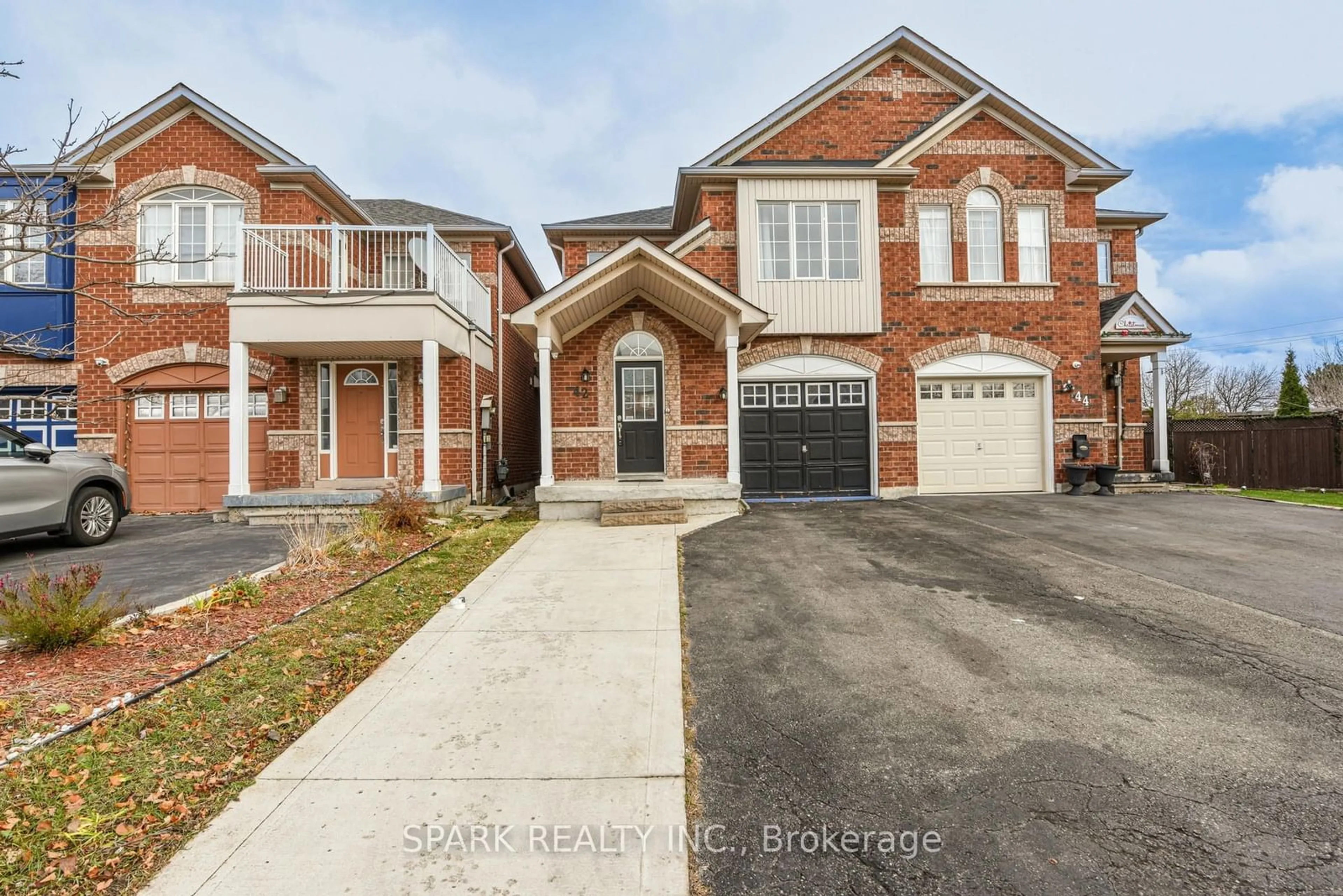 Home with brick exterior material for 42 winners Circ, Brampton Ontario L7A 1W3