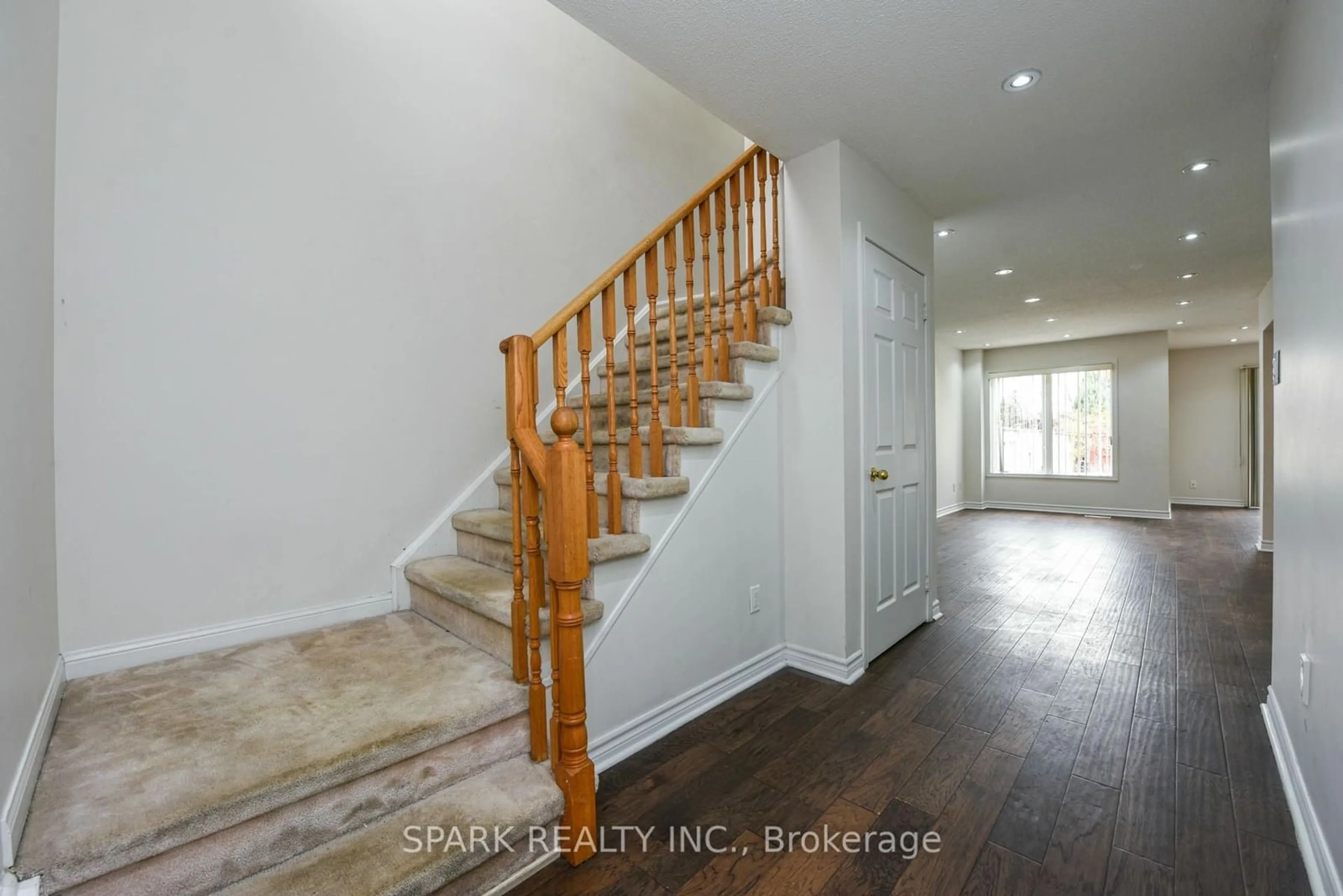 Indoor entryway, wood floors for 42 winners Circ, Brampton Ontario L7A 1W3