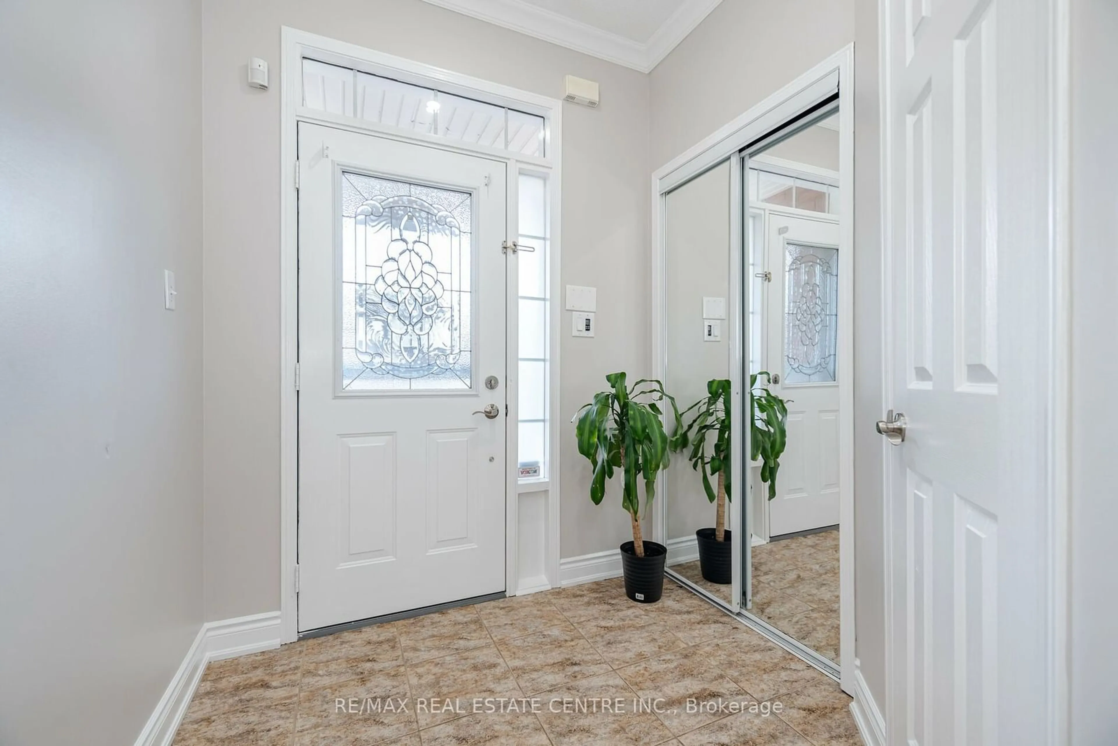 Indoor entryway, wood floors for 1016 Mccuaig Dr, Milton Ontario L9T 6S3