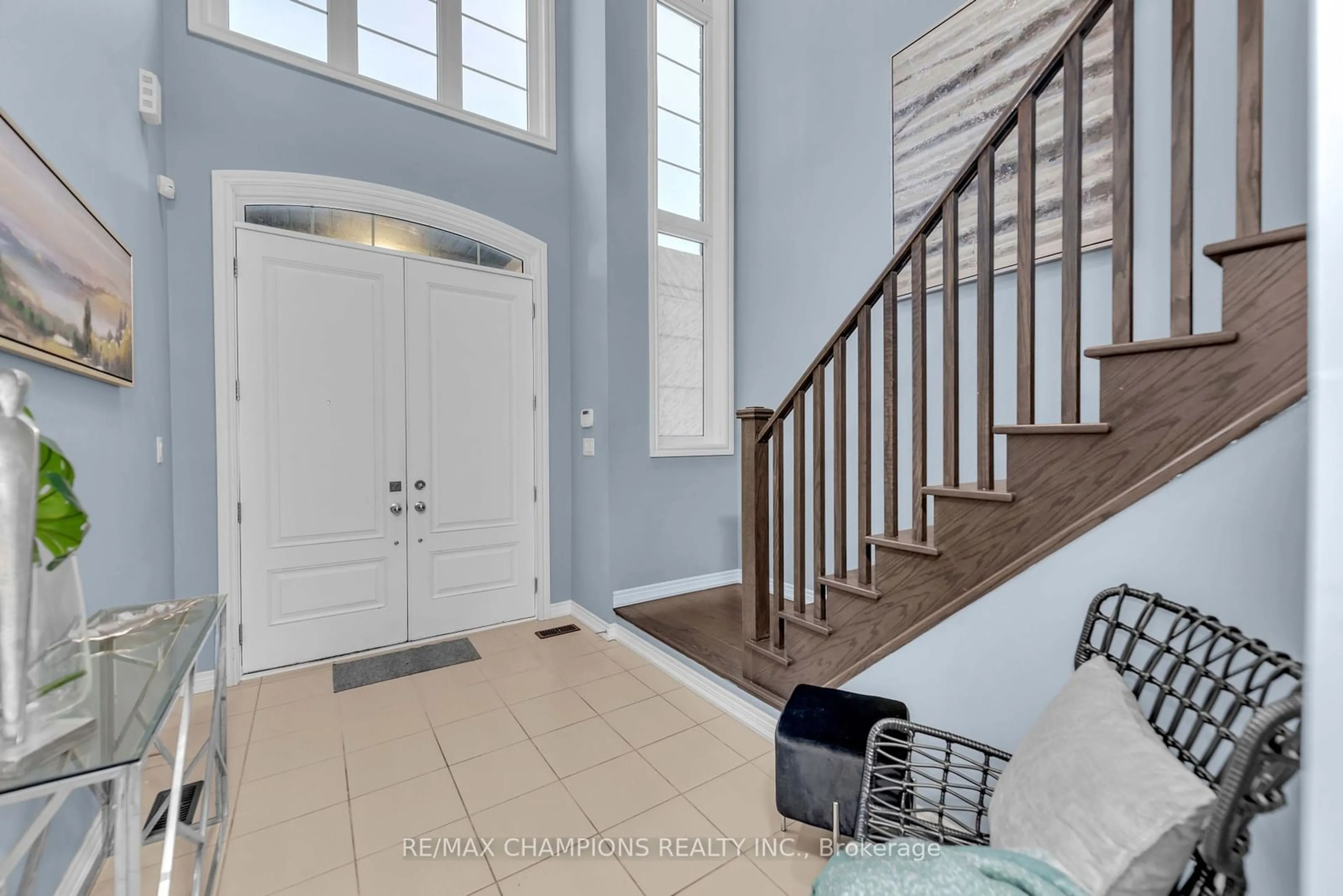 Indoor entryway, wood floors for 10 Fruitvale Circ, Brampton Ontario L7A 5C5