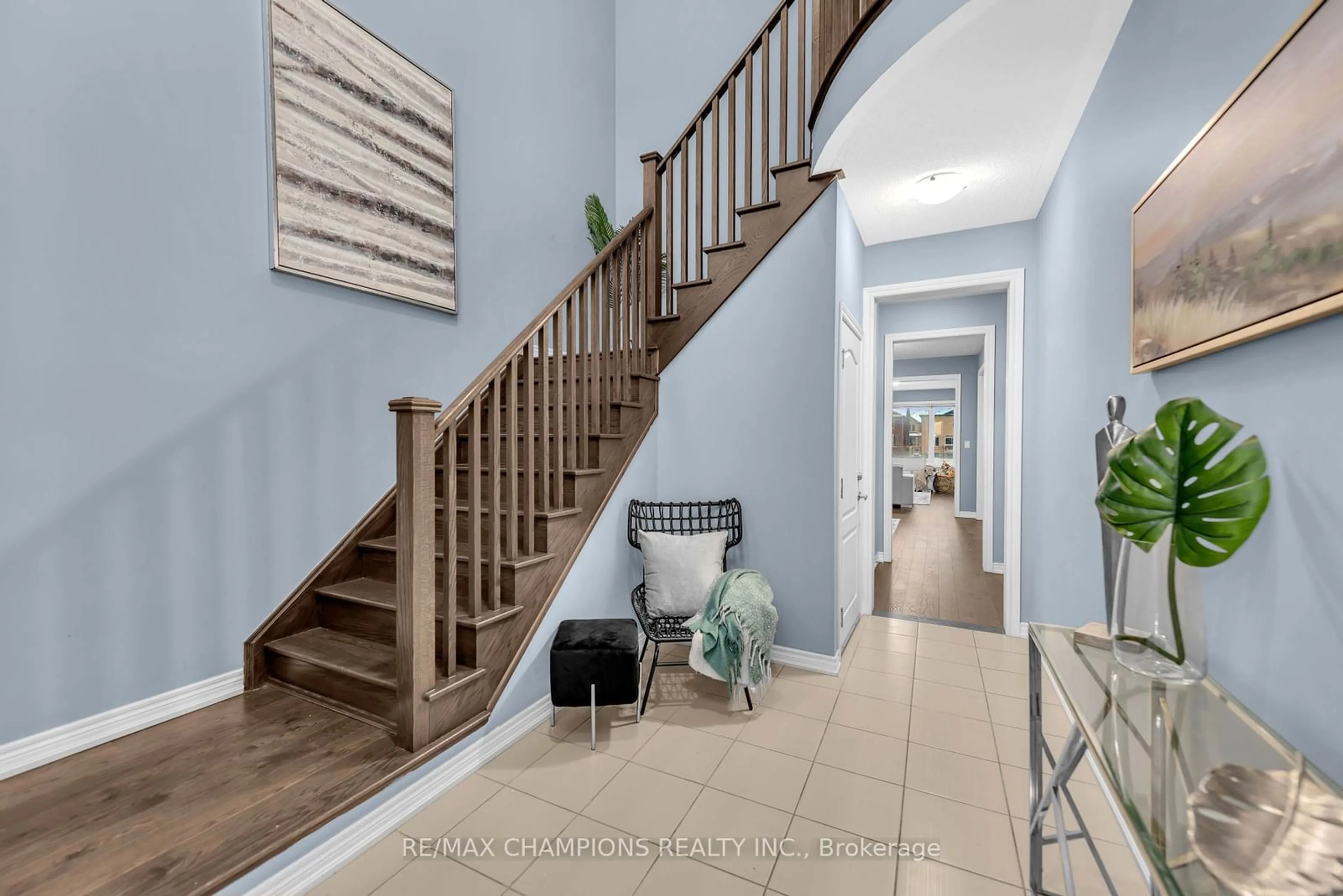 Indoor entryway, wood floors for 10 Fruitvale Circ, Brampton Ontario L7A 5C5