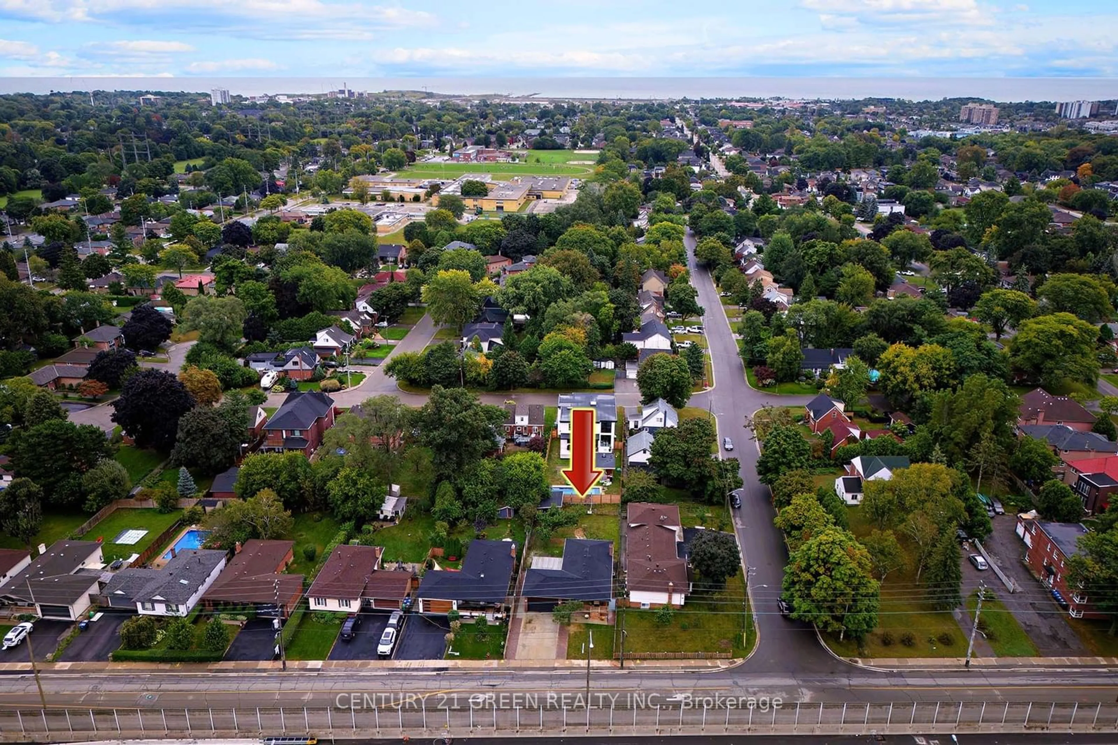 A pic from exterior of the house or condo, the street view for 958 South Service Rd, Mississauga Ontario L5E 1V1