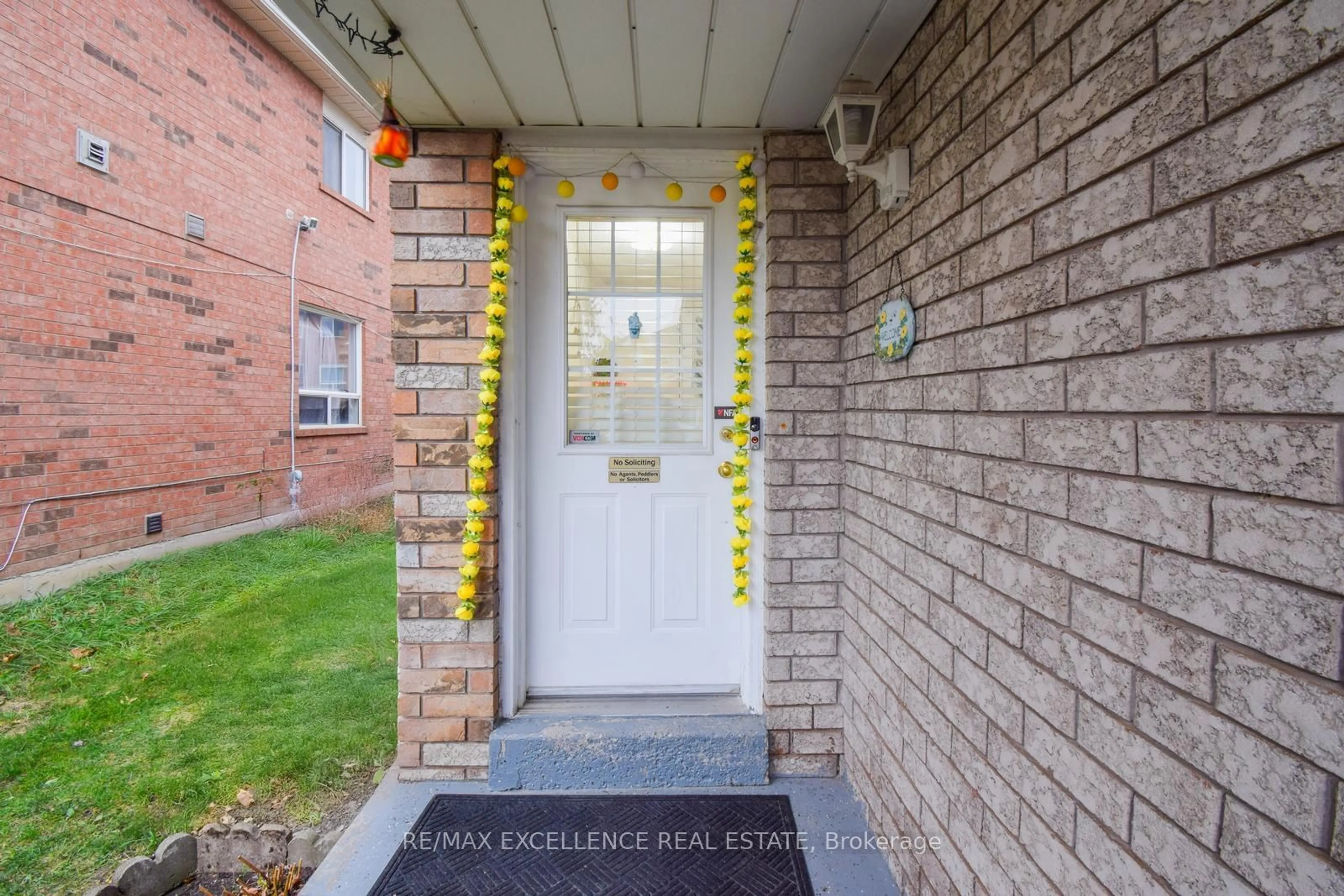 Indoor entryway, ceramic floors for 54 Whiteface Cres, Brampton Ontario L6X 4X3