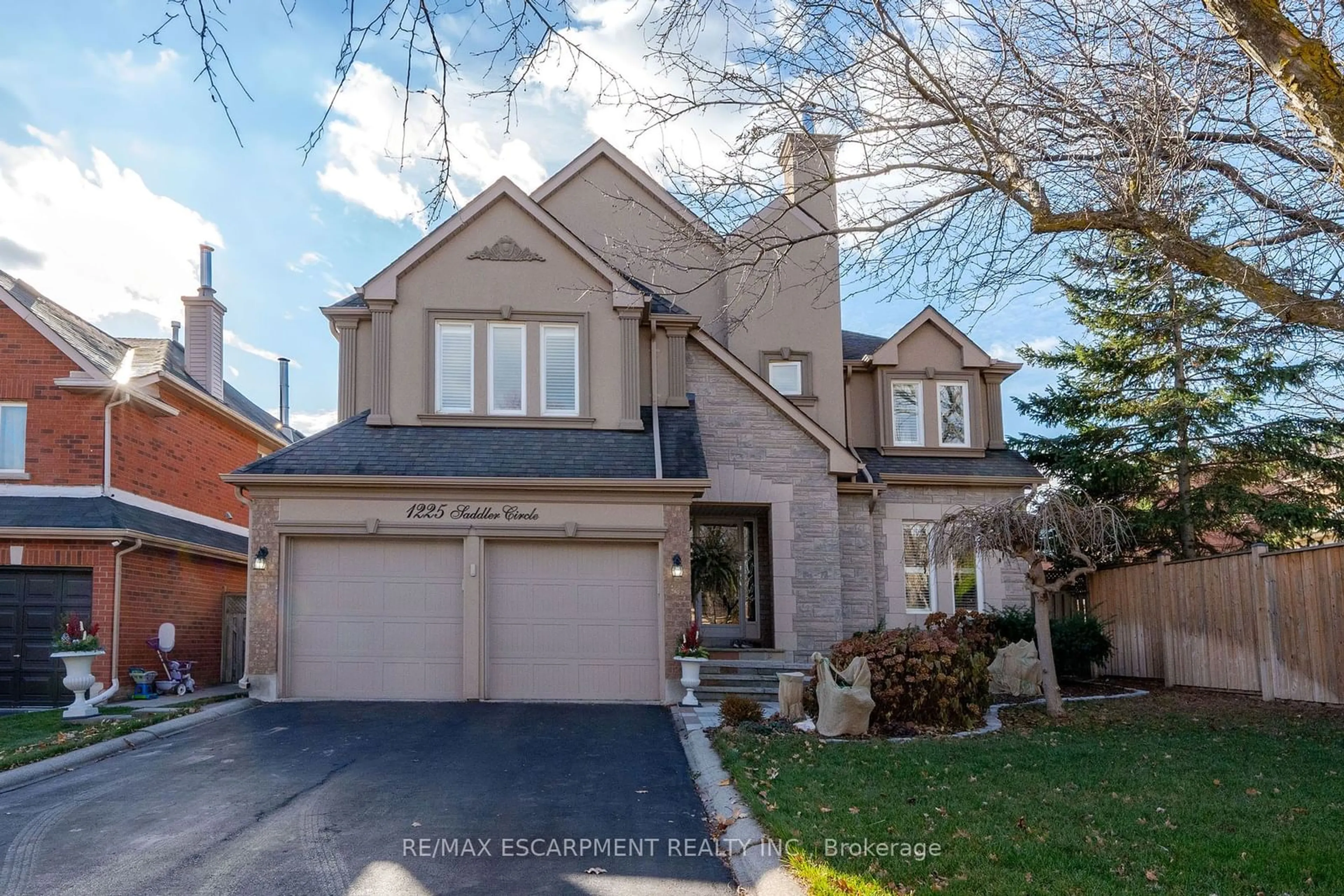 Frontside or backside of a home, the street view for 1225 Saddler Circ, Oakville Ontario L6M 2X5