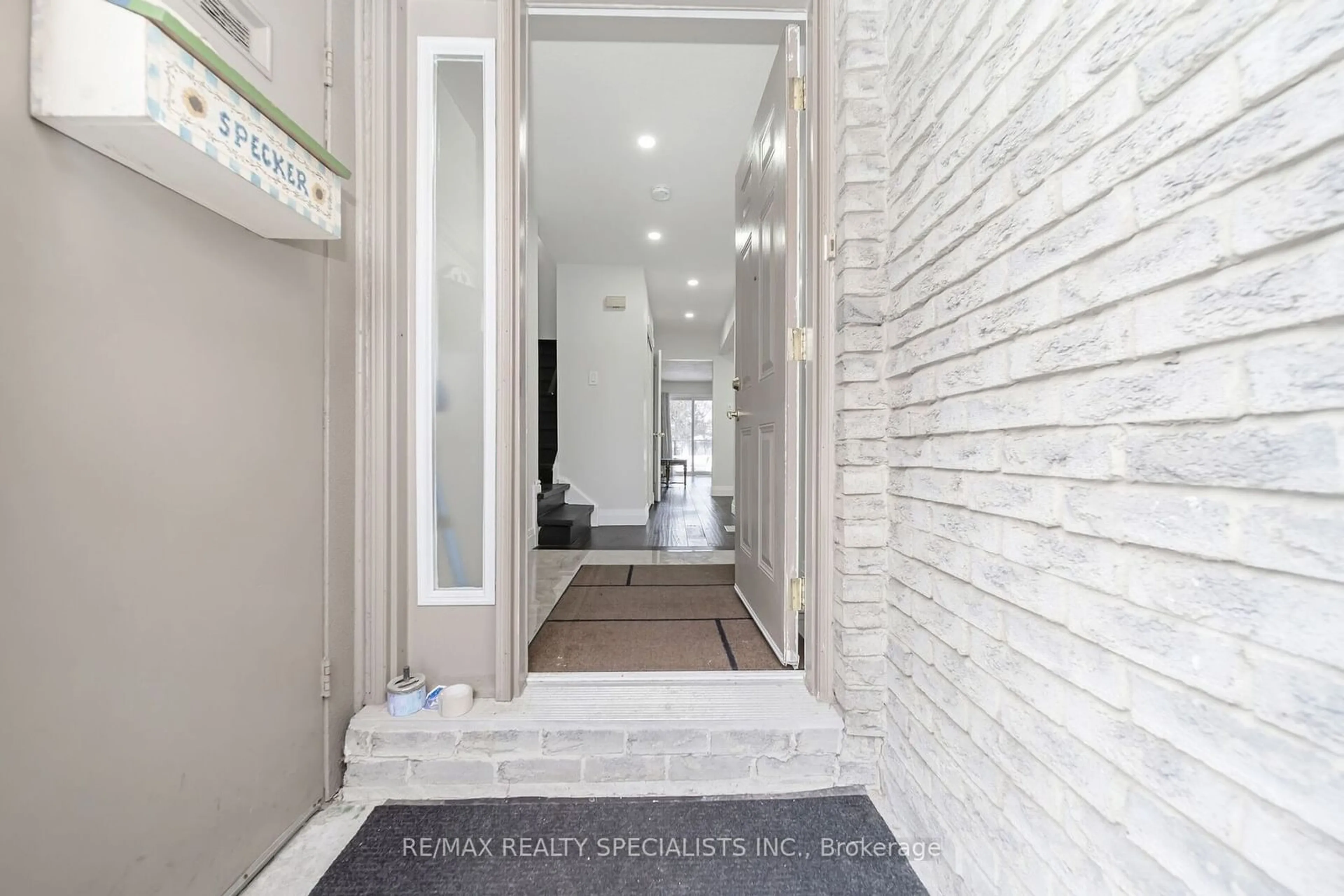 Indoor entryway, wood floors for 3 Greenwich Circ, Brampton Ontario L6S 2E6