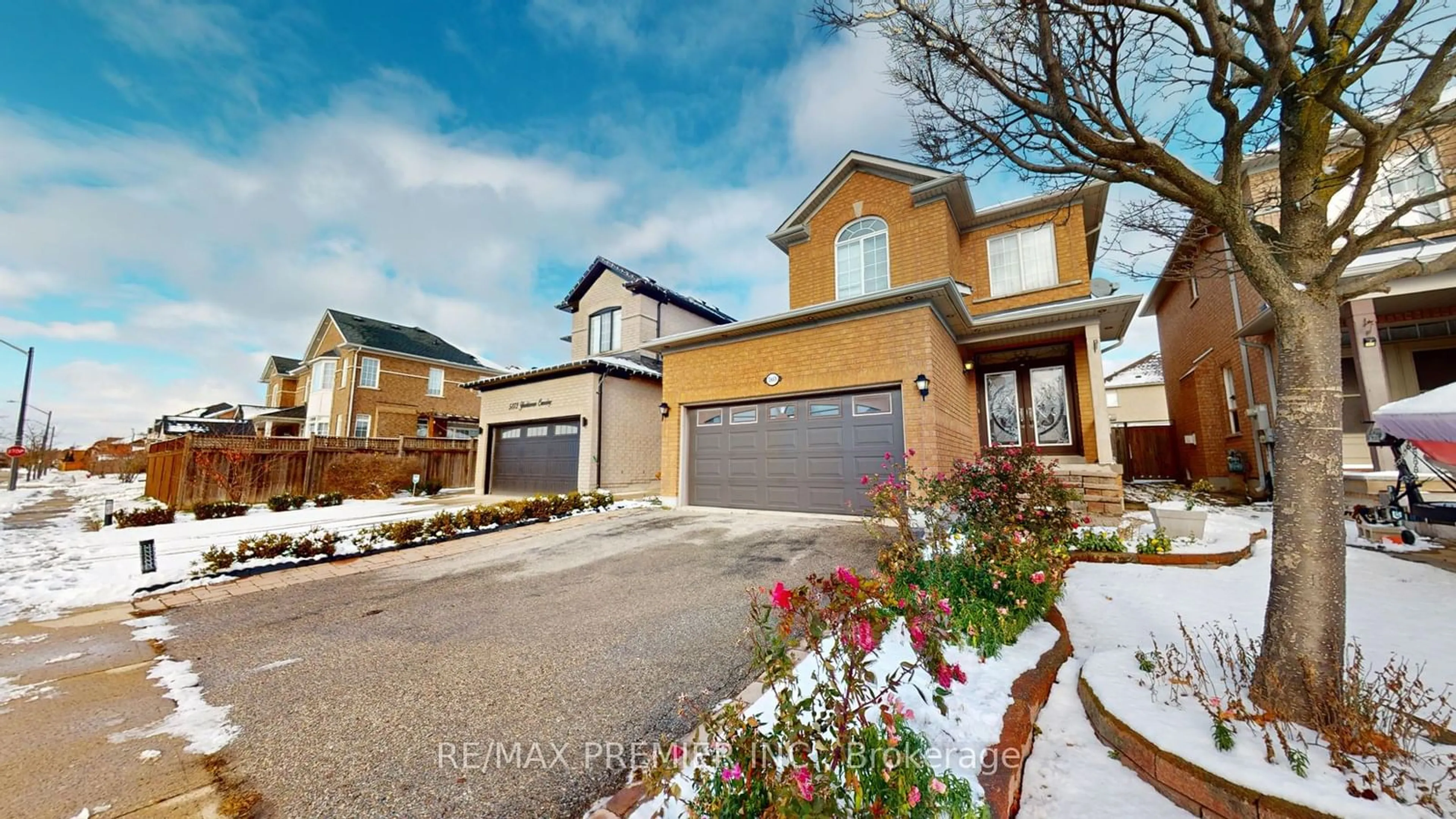 Frontside or backside of a home, the street view for 5869 Yachtsman Crossing, Mississauga Ontario L5M 6P1