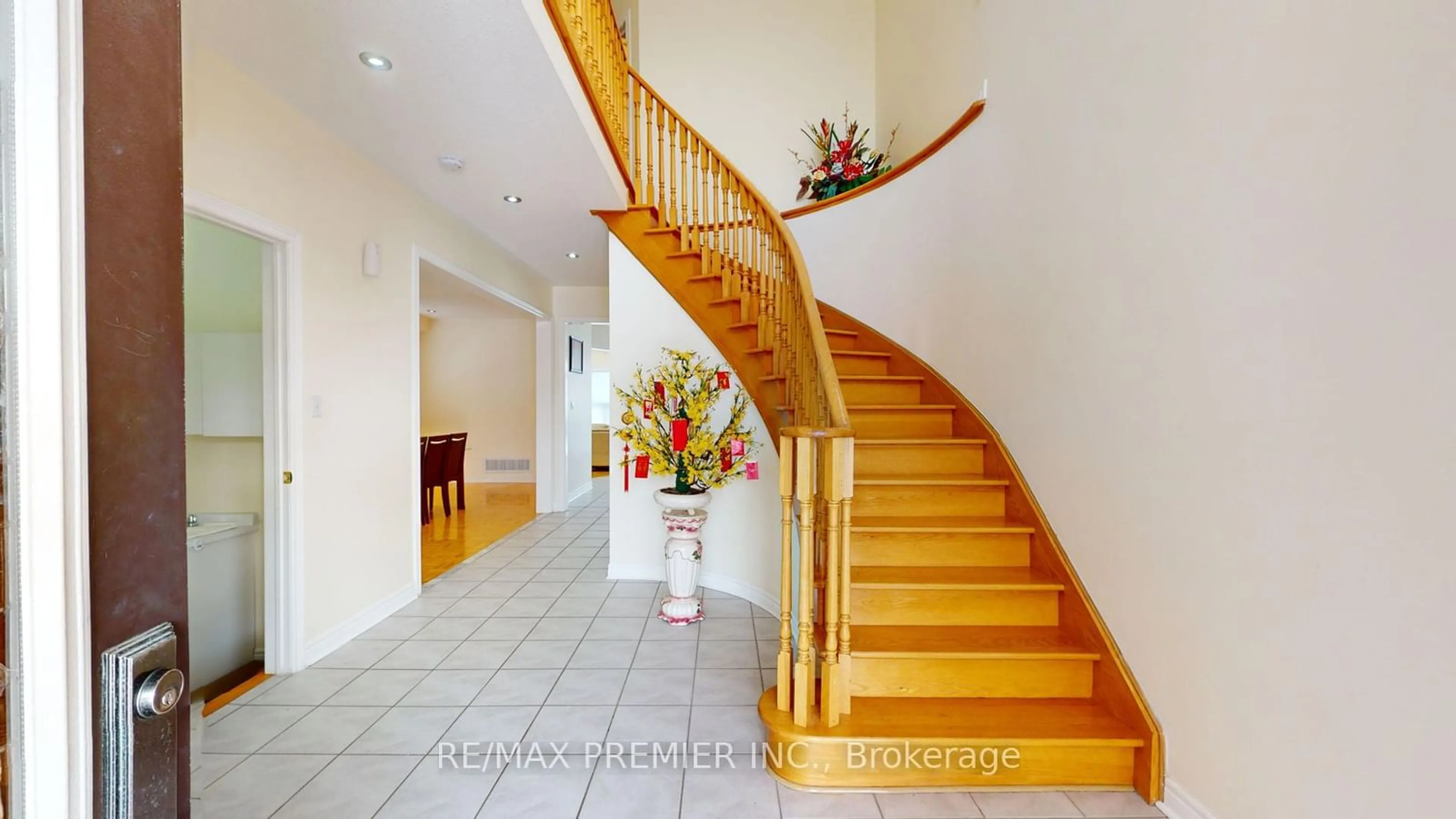 Indoor foyer, wood floors for 5869 Yachtsman Crossing, Mississauga Ontario L5M 6P1