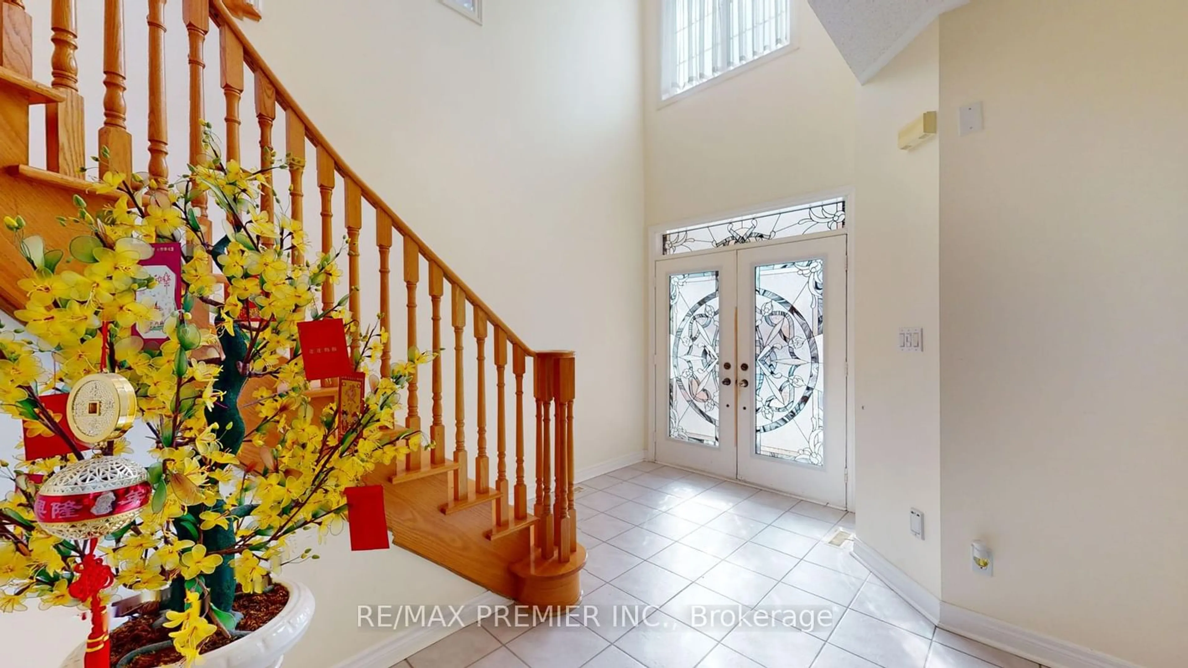 Indoor foyer, wood floors for 5869 Yachtsman Crossing, Mississauga Ontario L5M 6P1