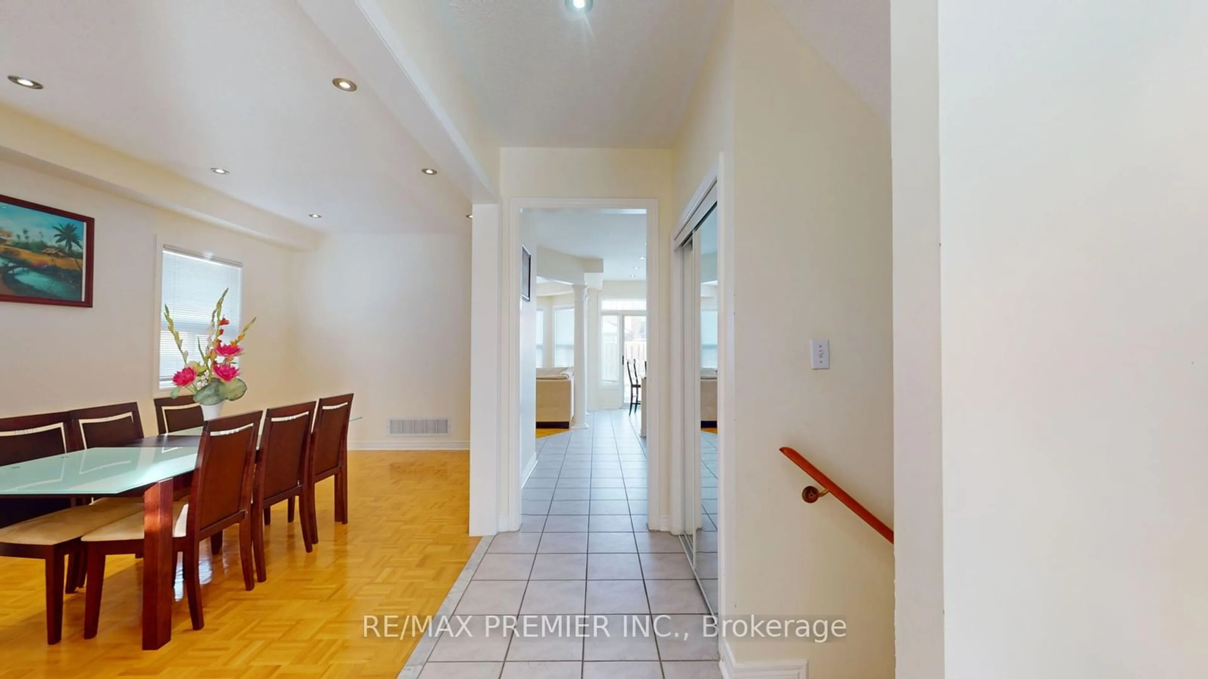 Indoor foyer, wood floors for 5869 Yachtsman Crossing, Mississauga Ontario L5M 6P1