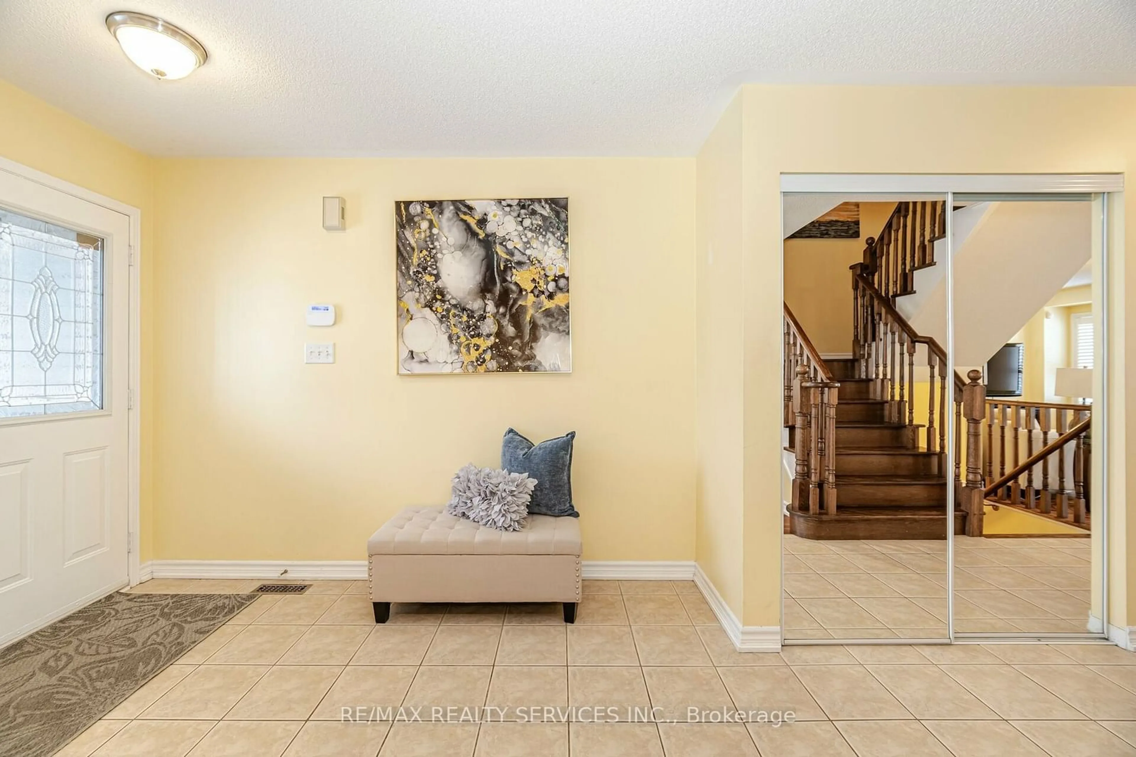 Indoor entryway, carpet floors for 64 Edenbrook Hill Dr, Brampton Ontario L7A 2N5