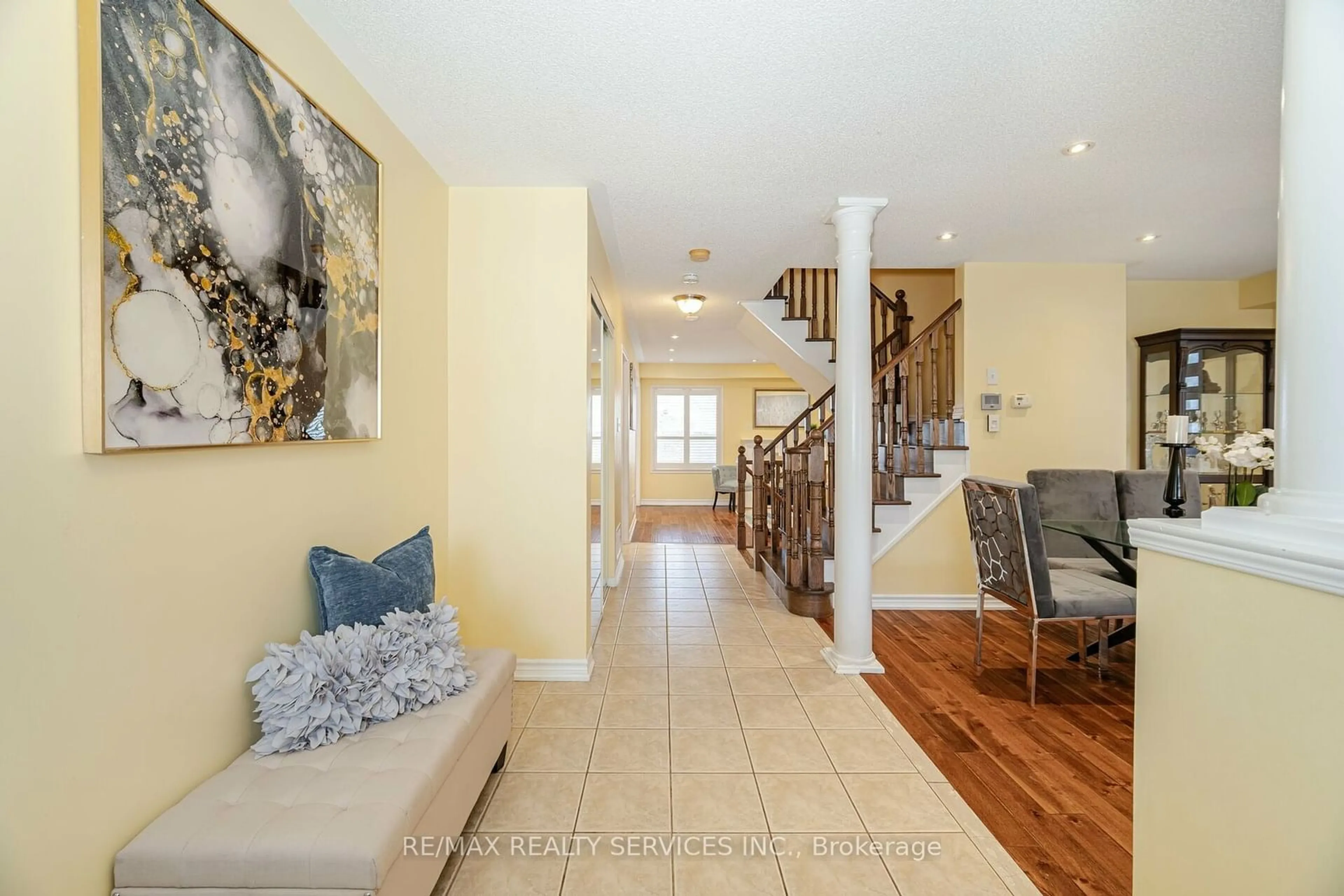 Indoor entryway, wood floors for 64 Edenbrook Hill Dr, Brampton Ontario L7A 2N5