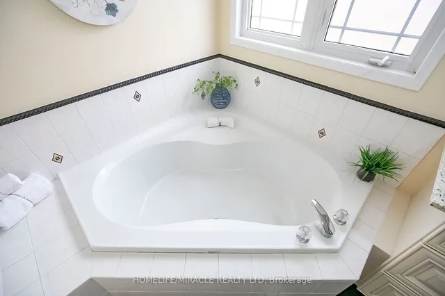 Additional property image - 61 LAURAGLEN Cres