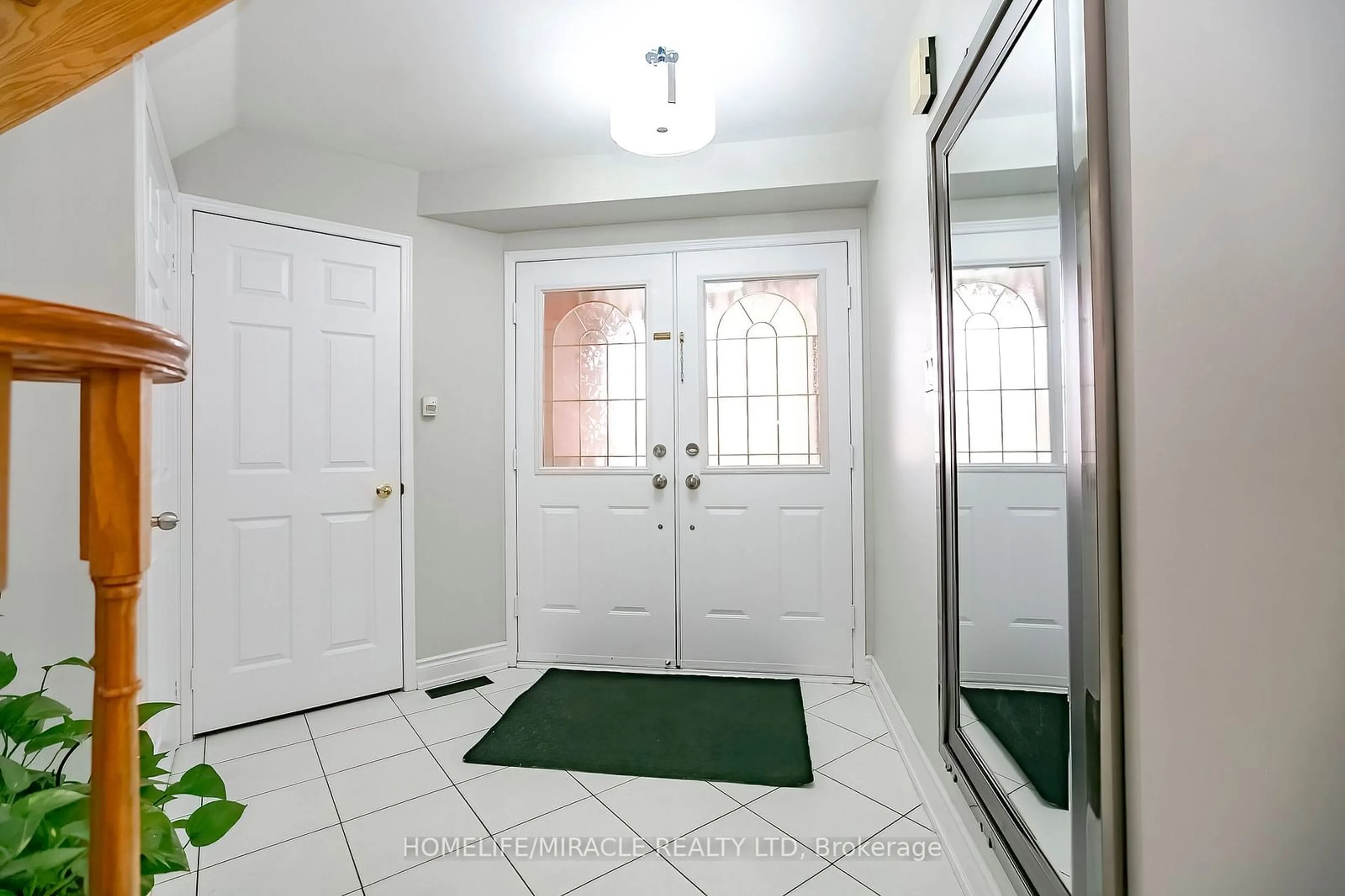 Indoor entryway, unknown floor for 61 LAURAGLEN Cres, Brampton Ontario L6Y 5A5