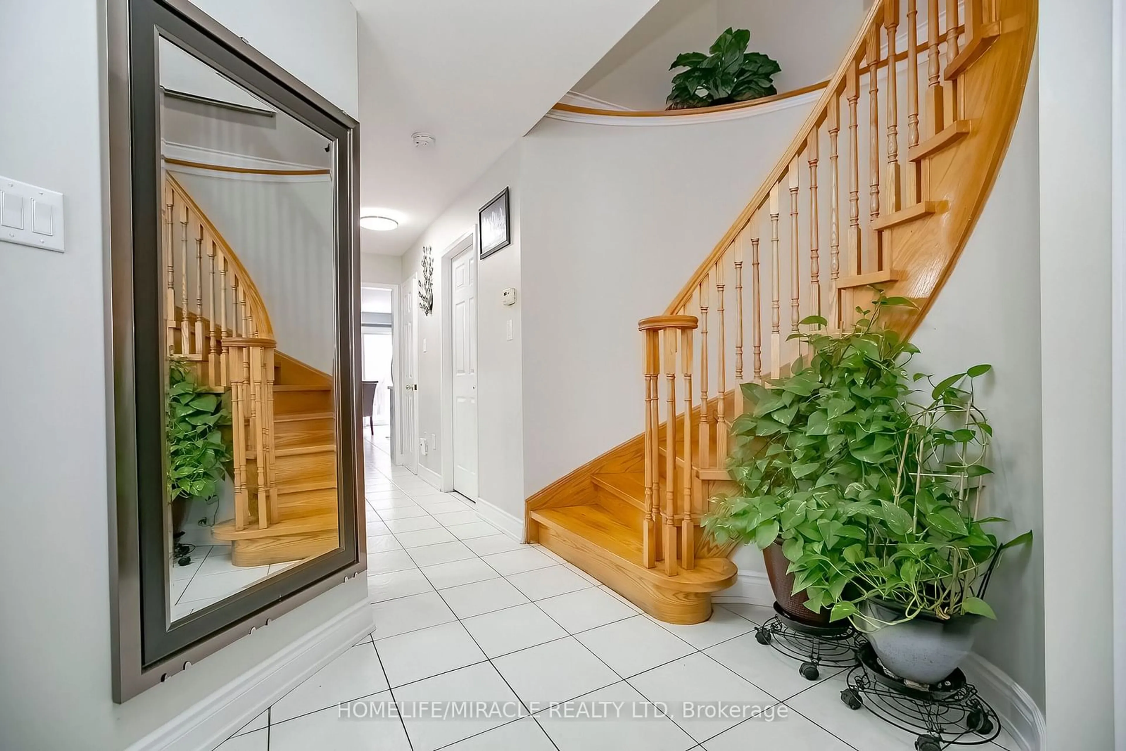 Indoor foyer, wood floors for 61 LAURAGLEN Cres, Brampton Ontario L6Y 5A5